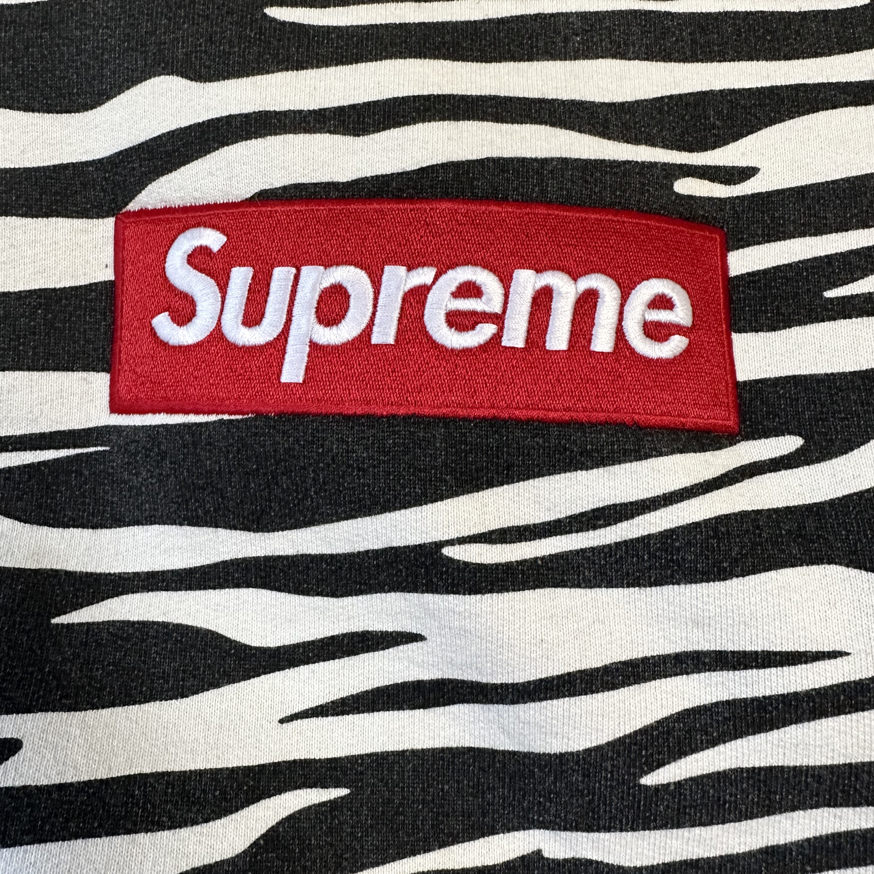 Supreme Box Logo Crewneck Cardinal - 22FW, Supreme Box Logo Crewneck Dark Pine - 22FW 착용 스타일 - 3