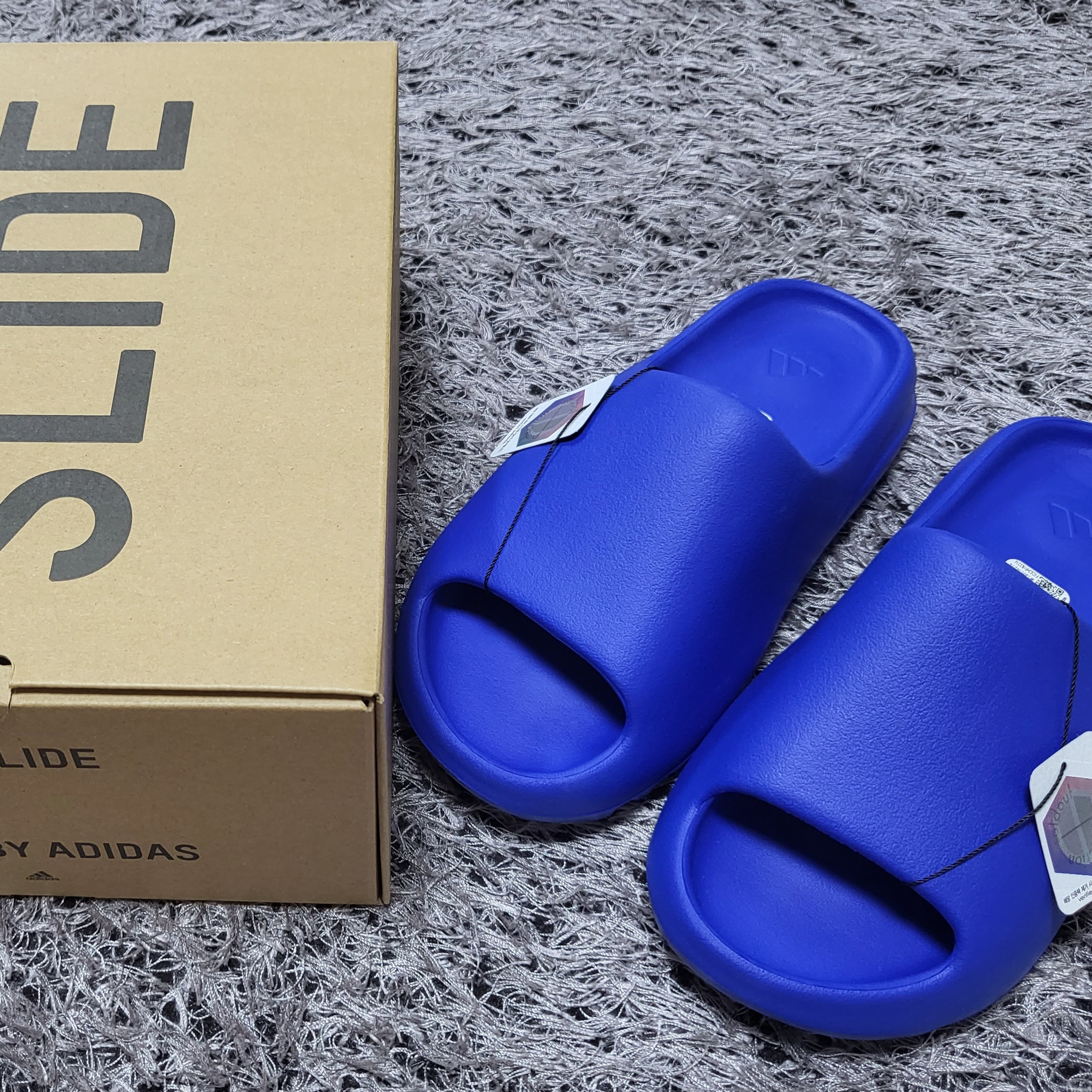 Adidas Yeezy Slide Azure 착용 스타일