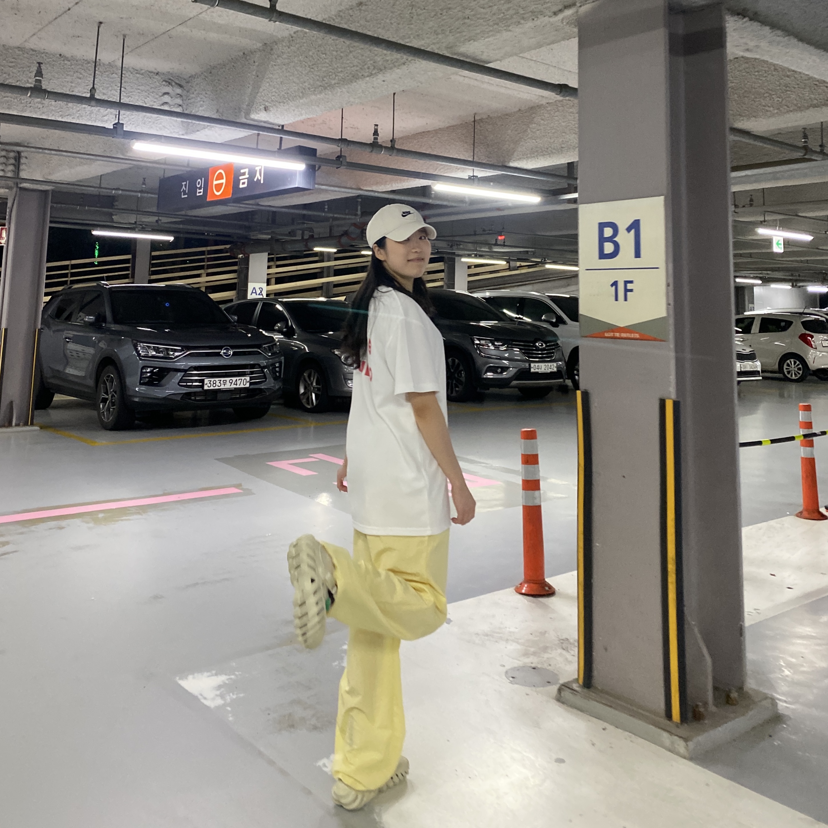 IAB Studio T-Shirt White - The Hyundai Seoul Exclusive, Crocs Echo Clog Bone Black 착용 스타일 - 2