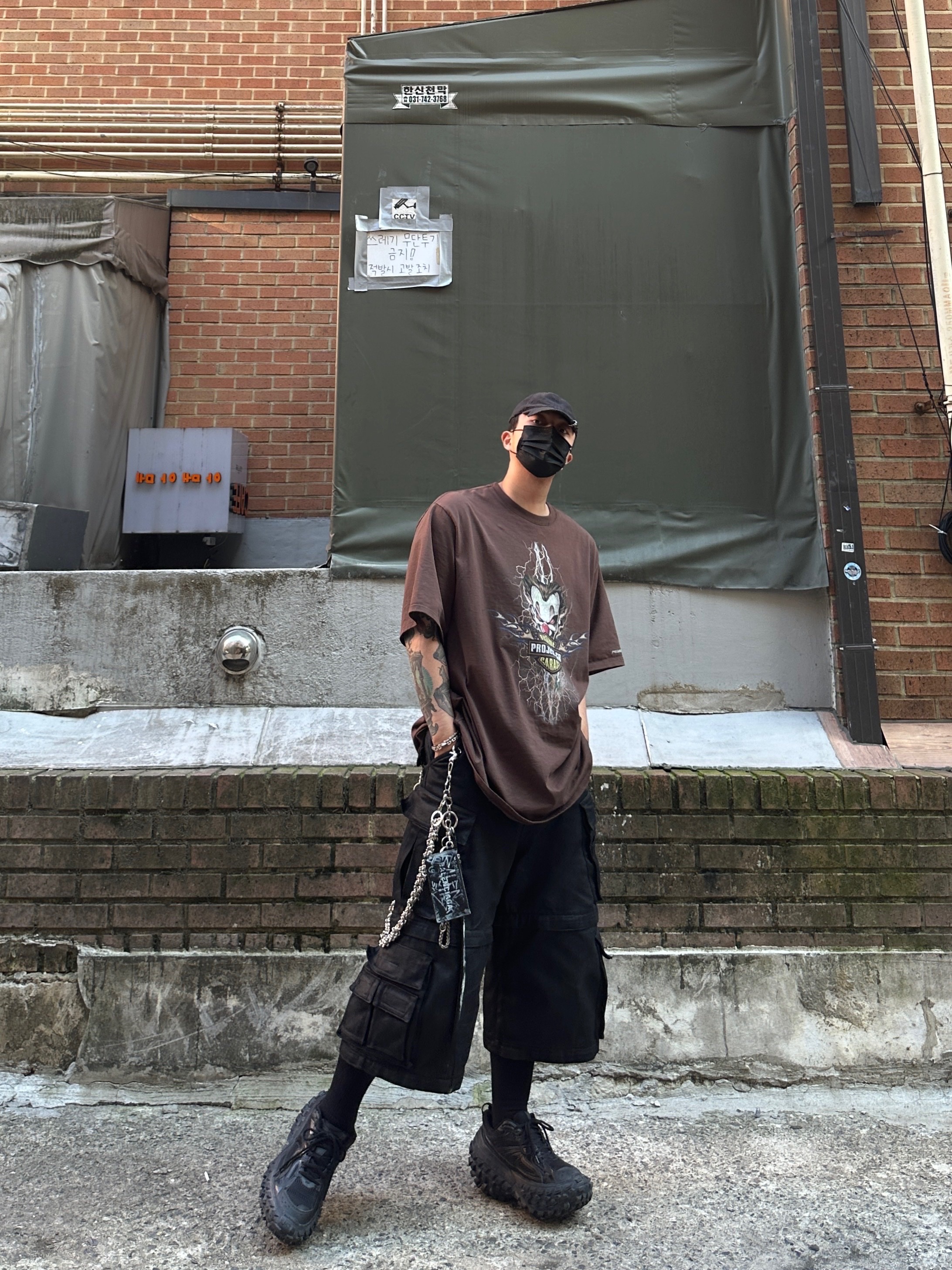 Project G/R Oversized Convertible Cargo Pants Coated Black, Balenciaga Defender Sneakers Black 착용 스타일 - 1