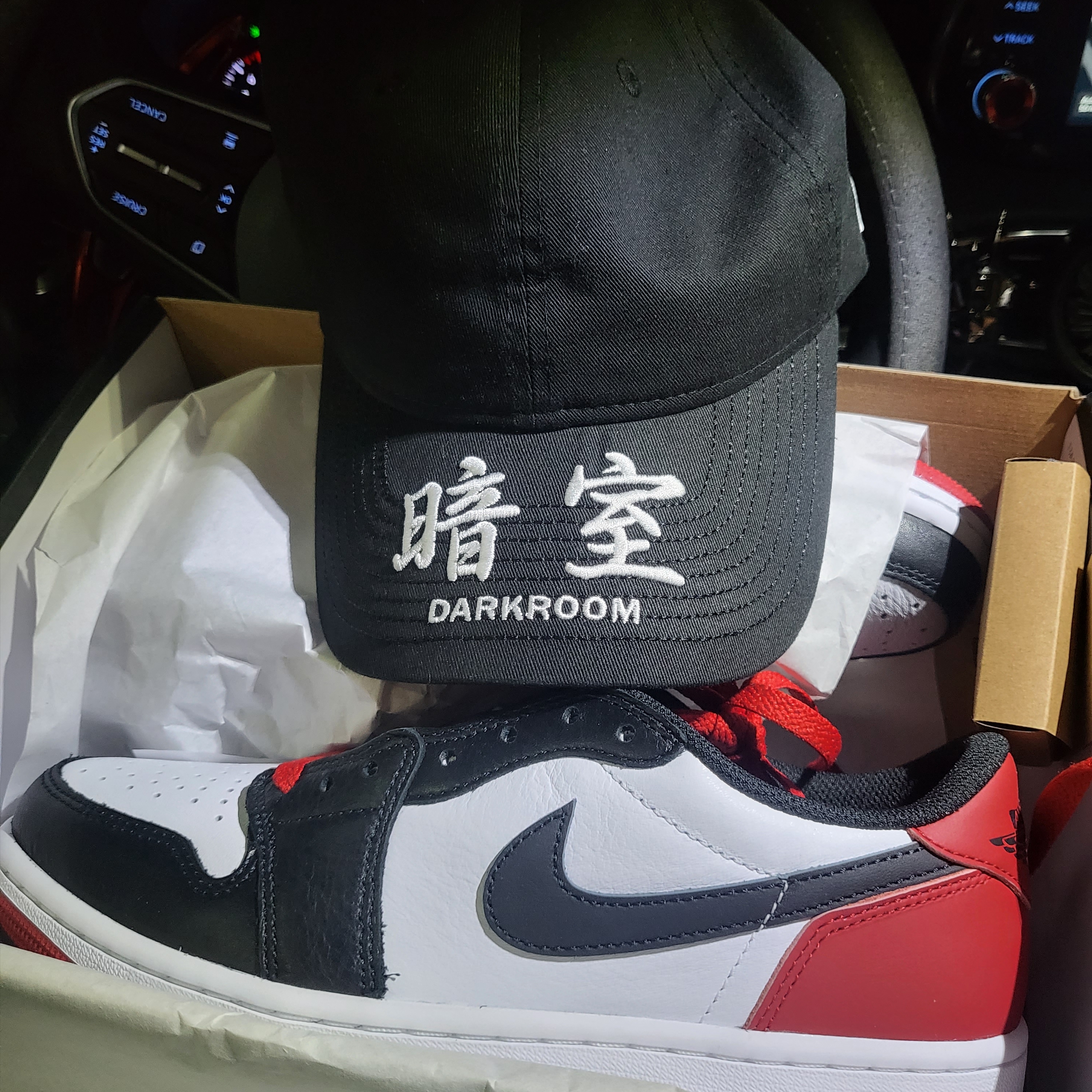 Jordan 1 Retro Low OG Black Toe, Darkr8m Studio x New Era Unstructured Ball Cap Black 착용 스타일