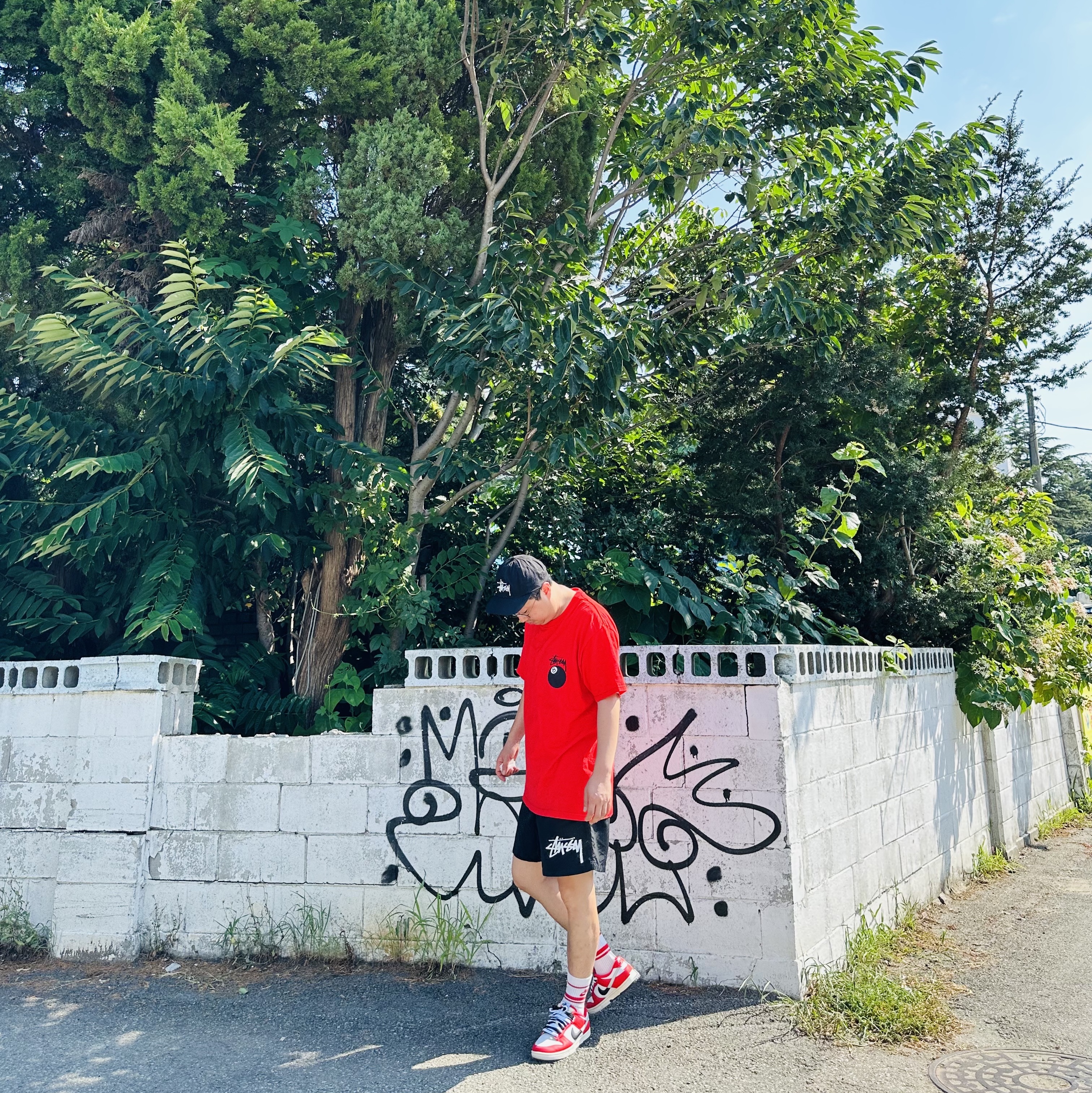 Stussy 8 Ball T-Shirt Red - 22SS, Stussy Big Stock Water Shorts Black 착용 스타일 - 2