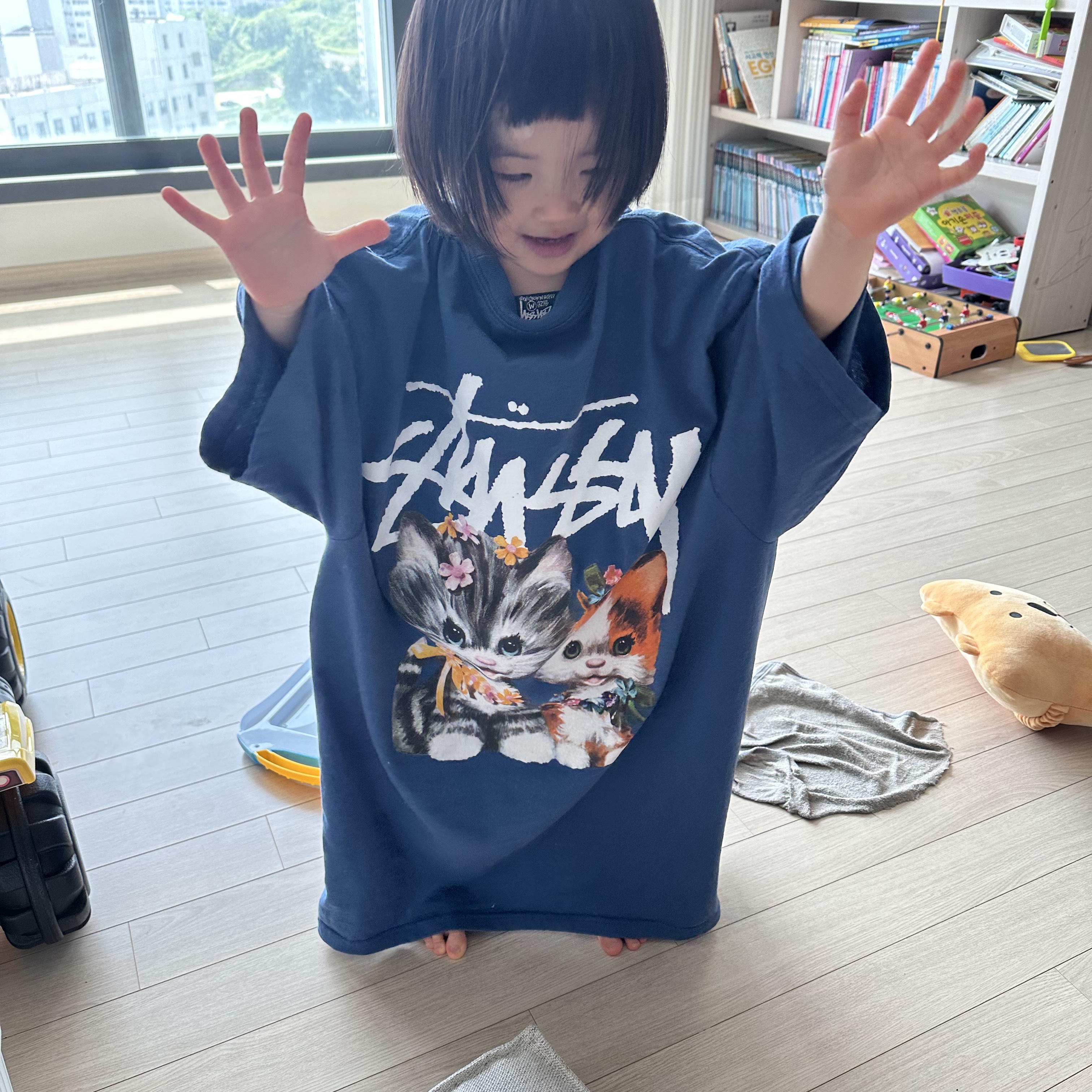 Stussy Kittens T-Shirt Midnight 착용 스타일