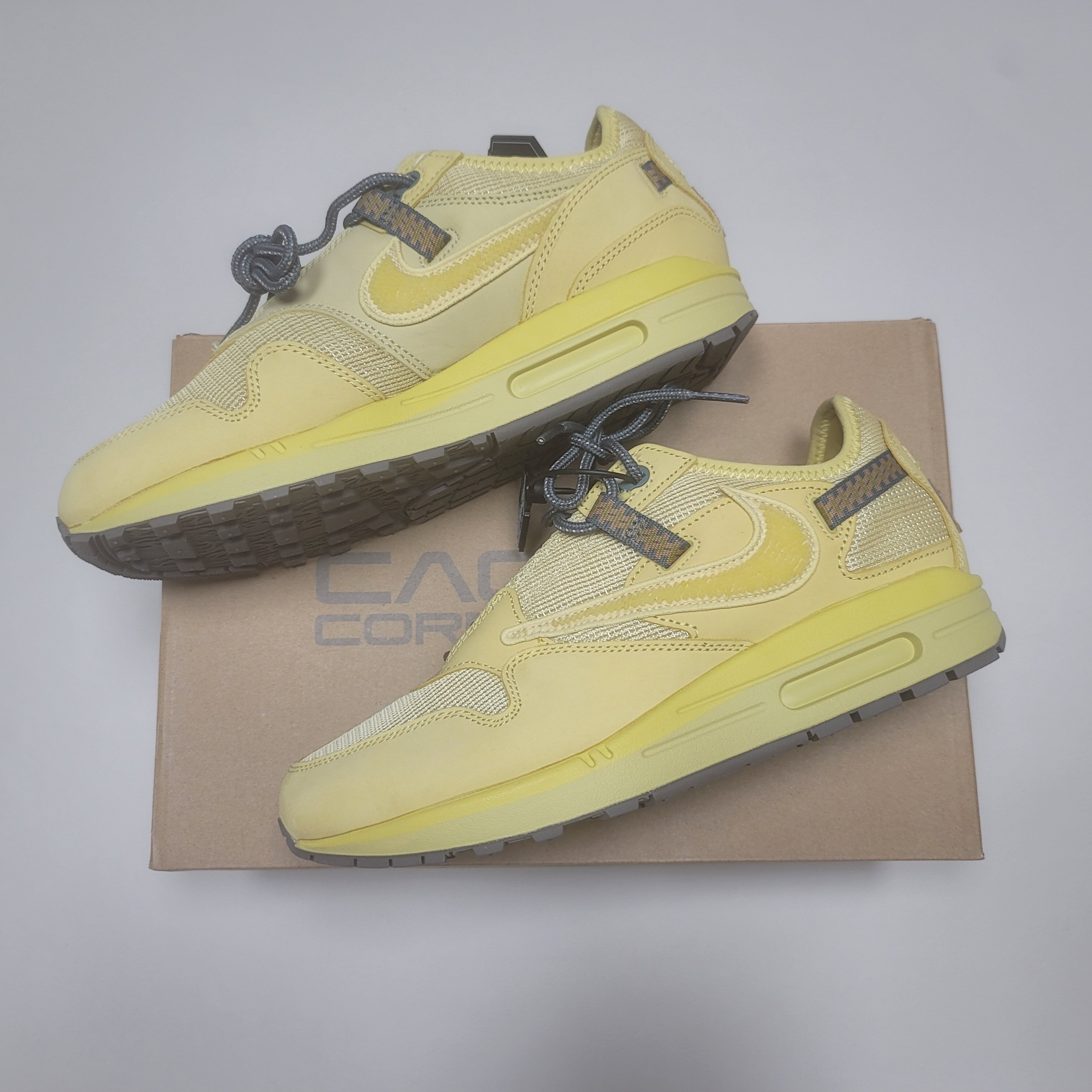 Nike x Travis Scott Air Max 1 Cact.us Gold 착용 스타일 - 1