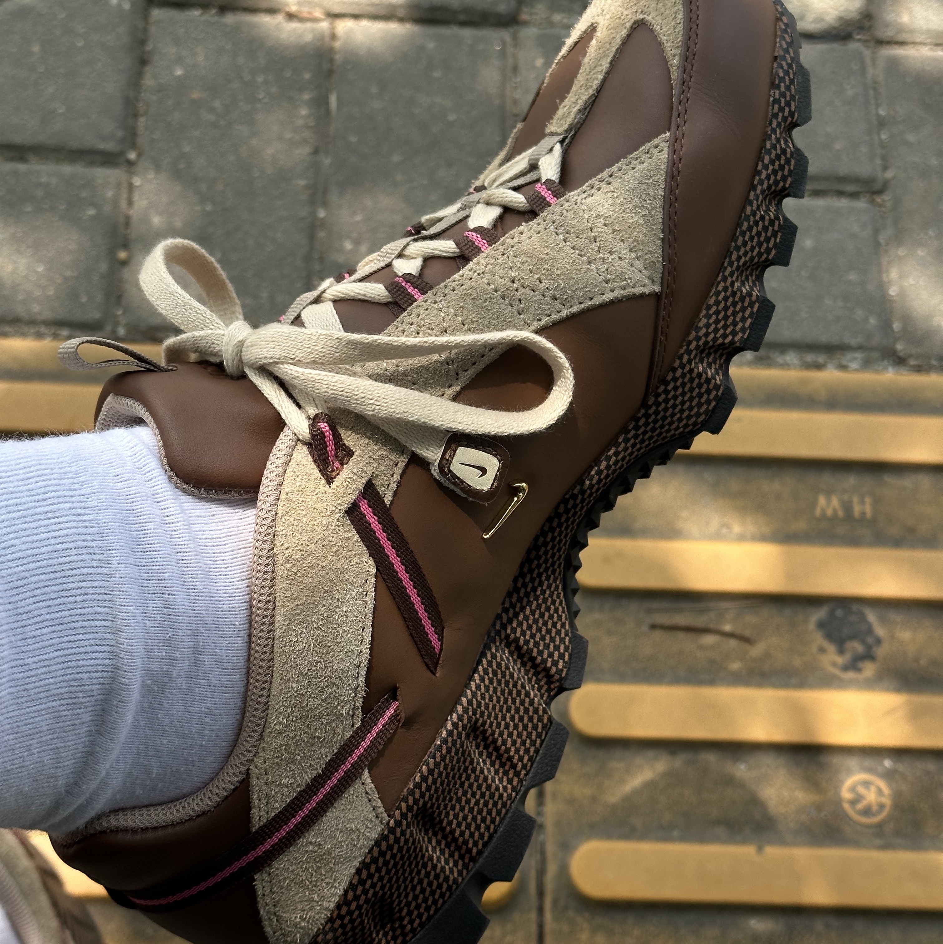 Nike x Jacquemus Air Humara LX Ale Brown and Gold 착용 스타일 - 2