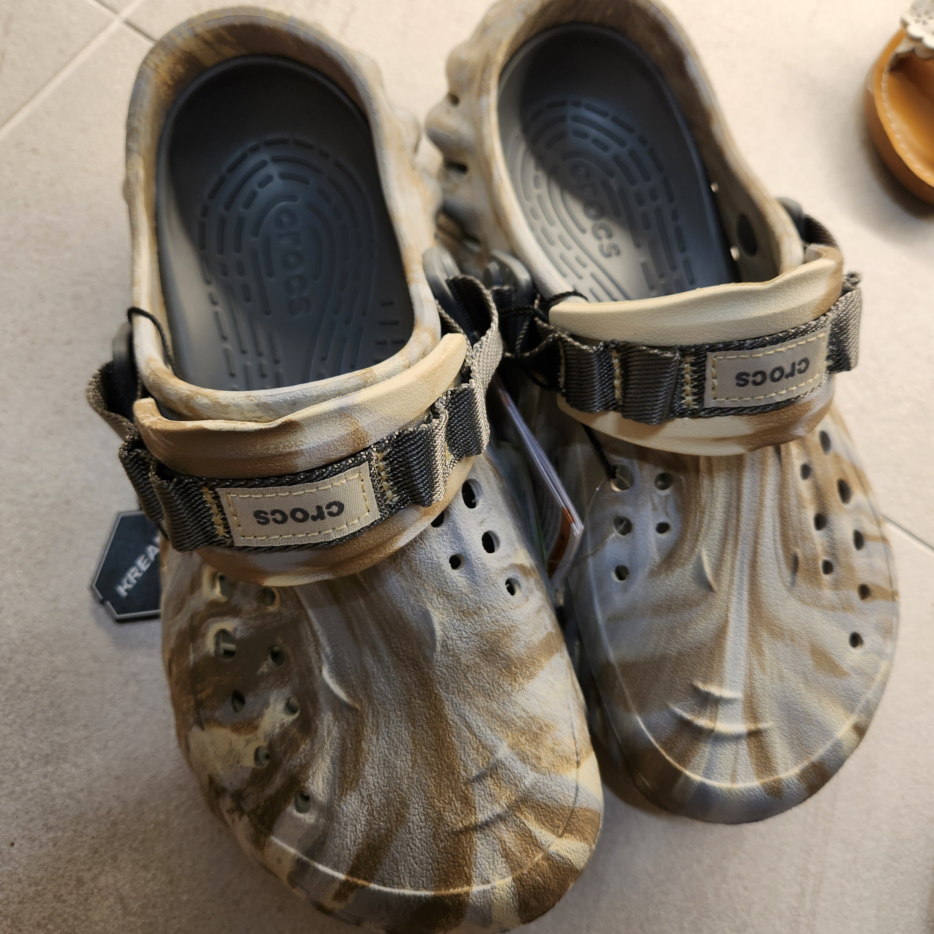 Crocs Echo Marbled Clog Bone Multi 착용 스타일