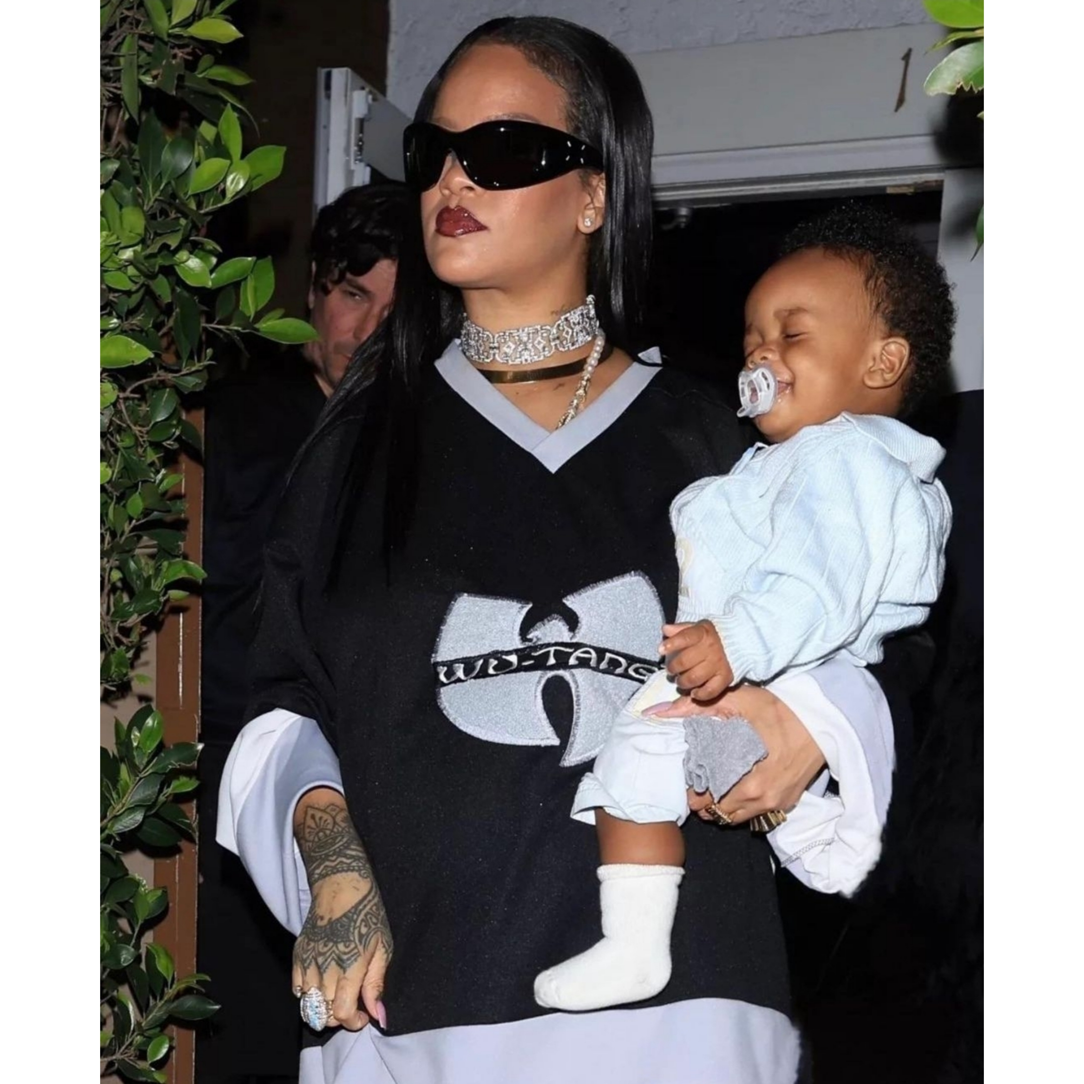 Gentle Monster x Maison Margiela MM002 Black Black 착용 스타일 - 4