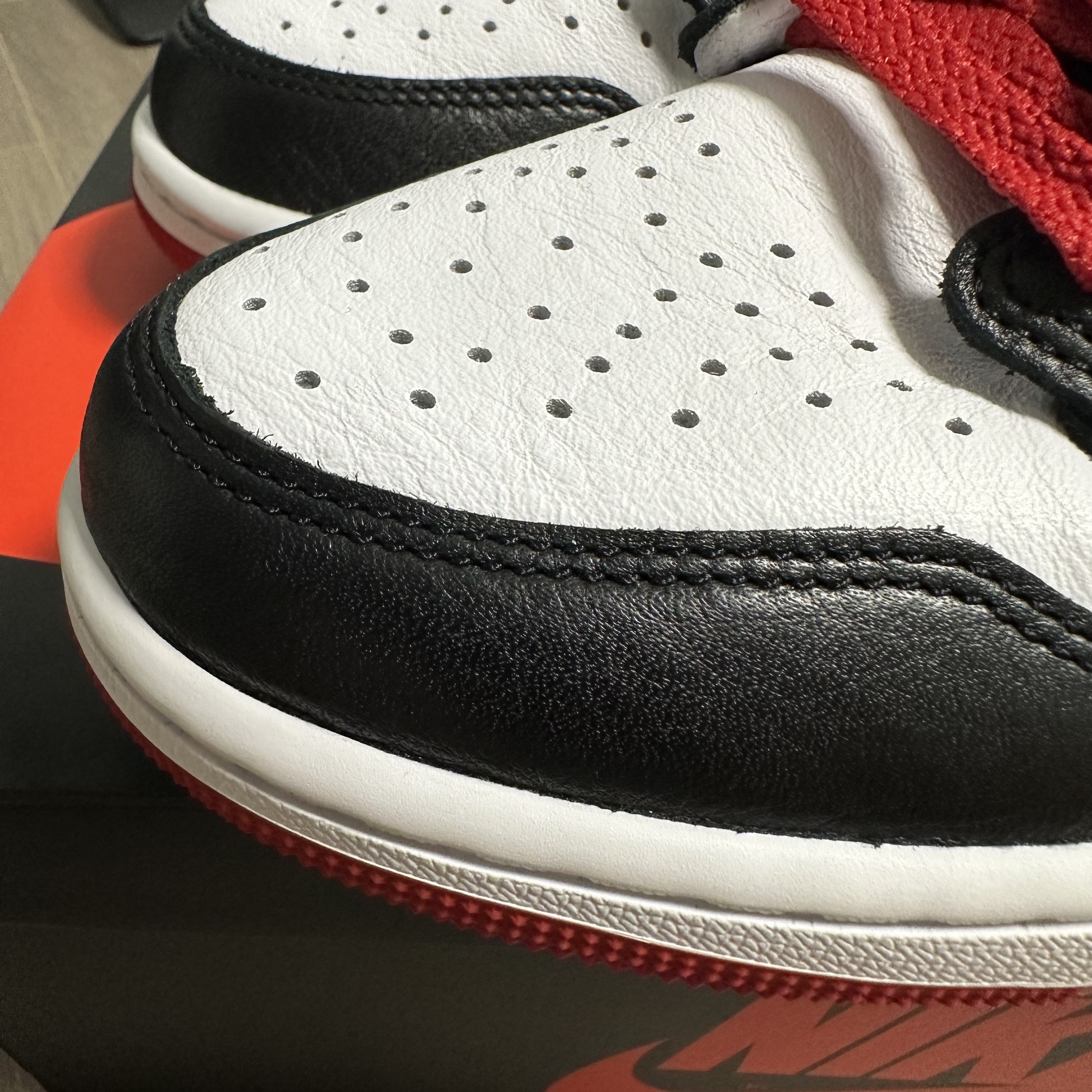 Jordan 1 Retro Low OG Black Toe 착용 스타일 - 2