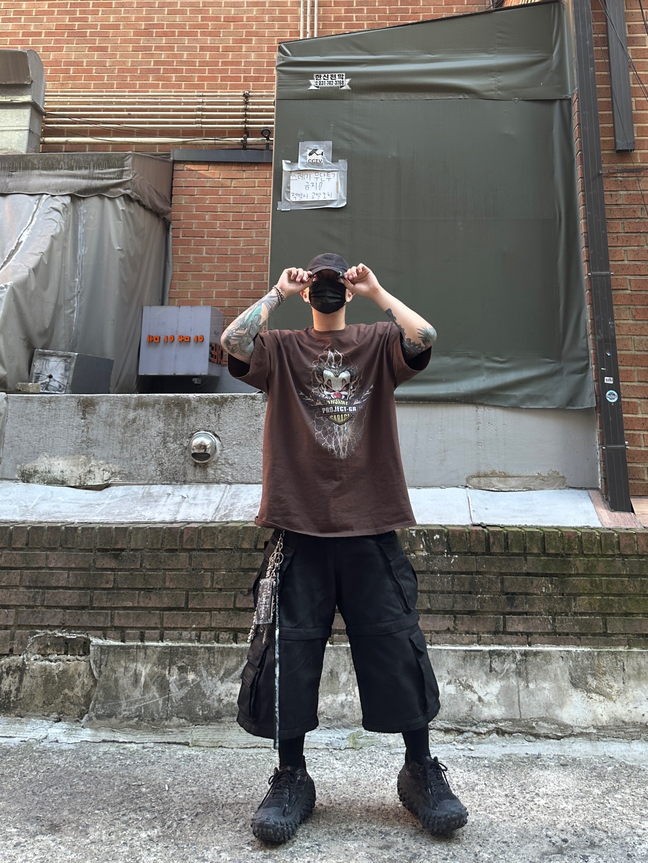 Project G/R Oversized Convertible Cargo Pants Coated Black, Balenciaga Defender Sneakers Black 착용 스타일 - 4