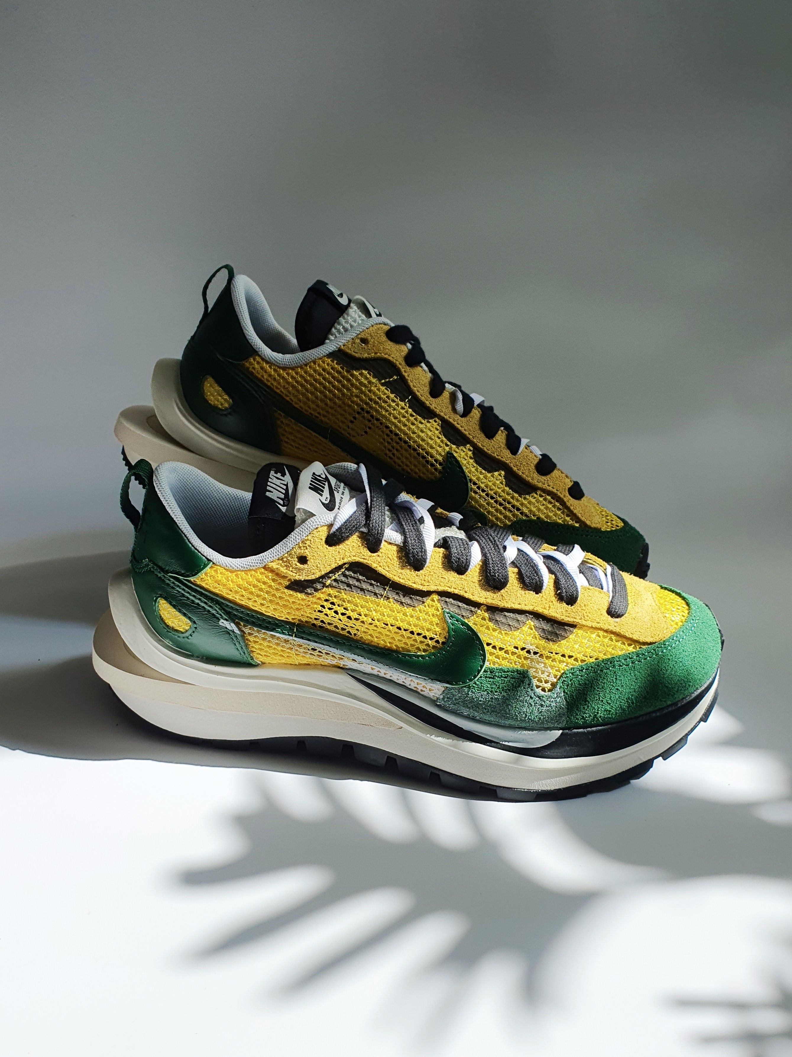 Nike x Sacai VaporWaffle Tour Yellow & Gorge Green Sail 착용 스타일