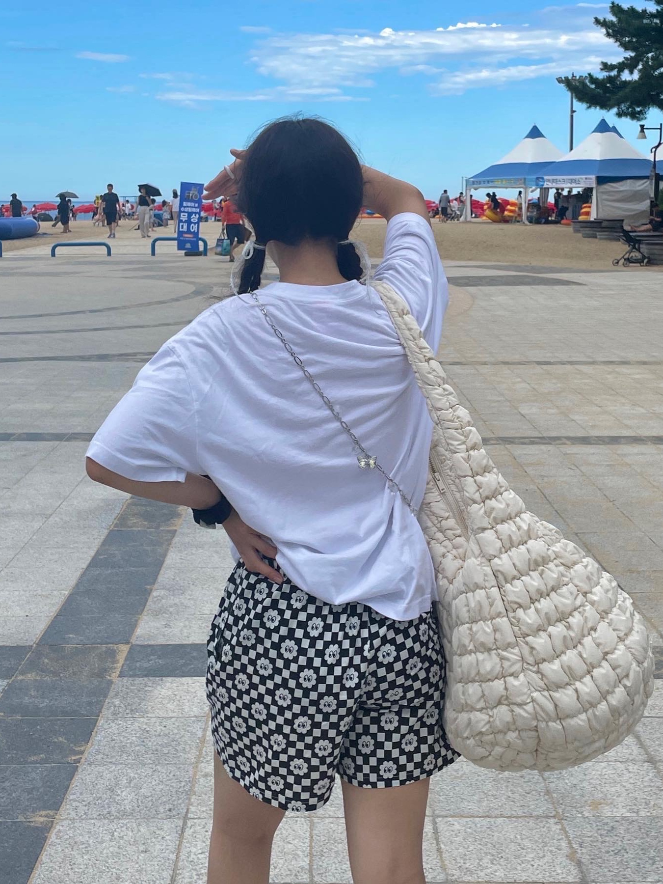COS Quilted Oversized Shoulder Bag Off White Light Beige 착용 스타일 - 2