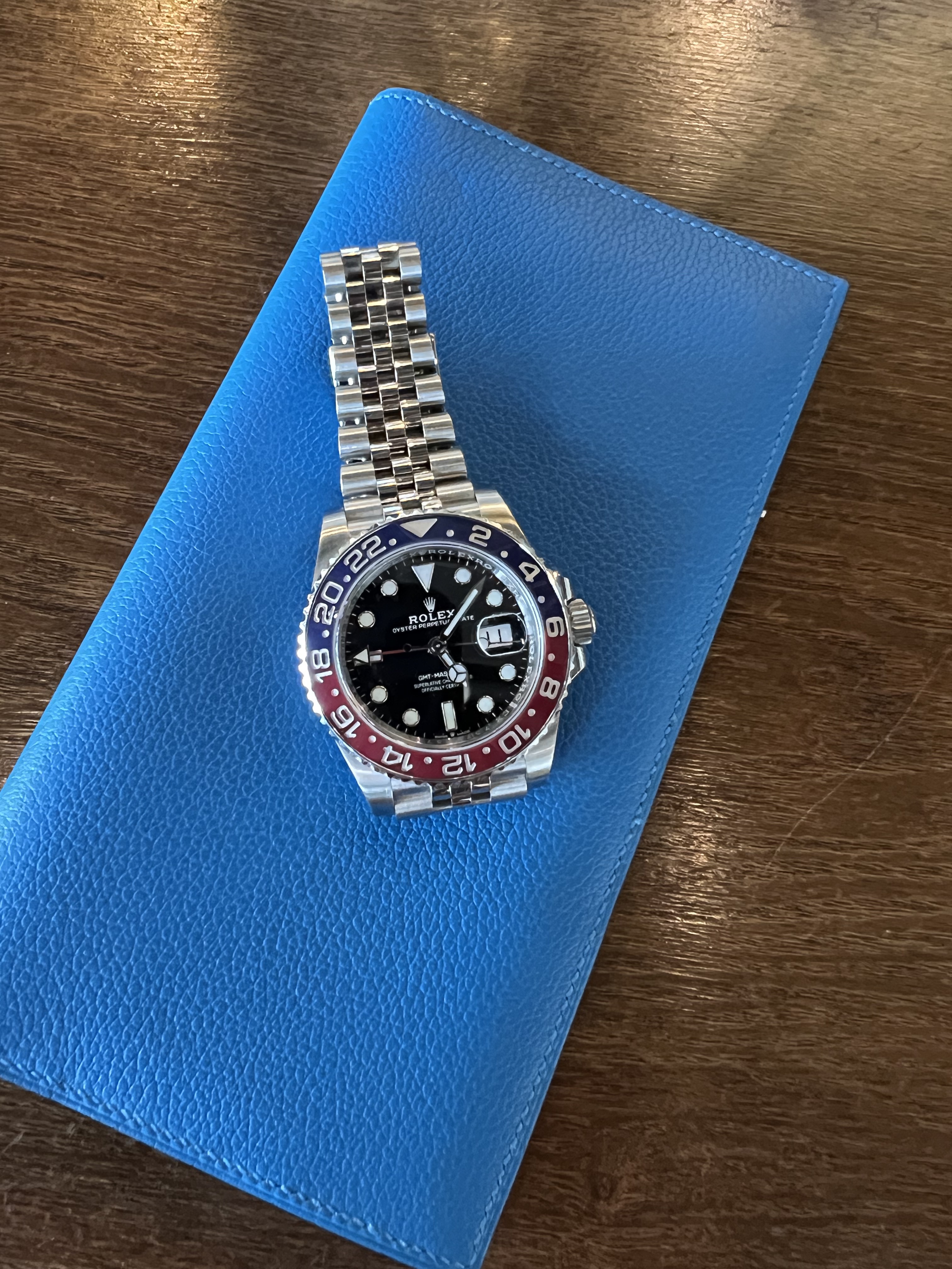 Rolex GMT-Master II 40mm 126710BLRO Black Jubilee 착용 스타일