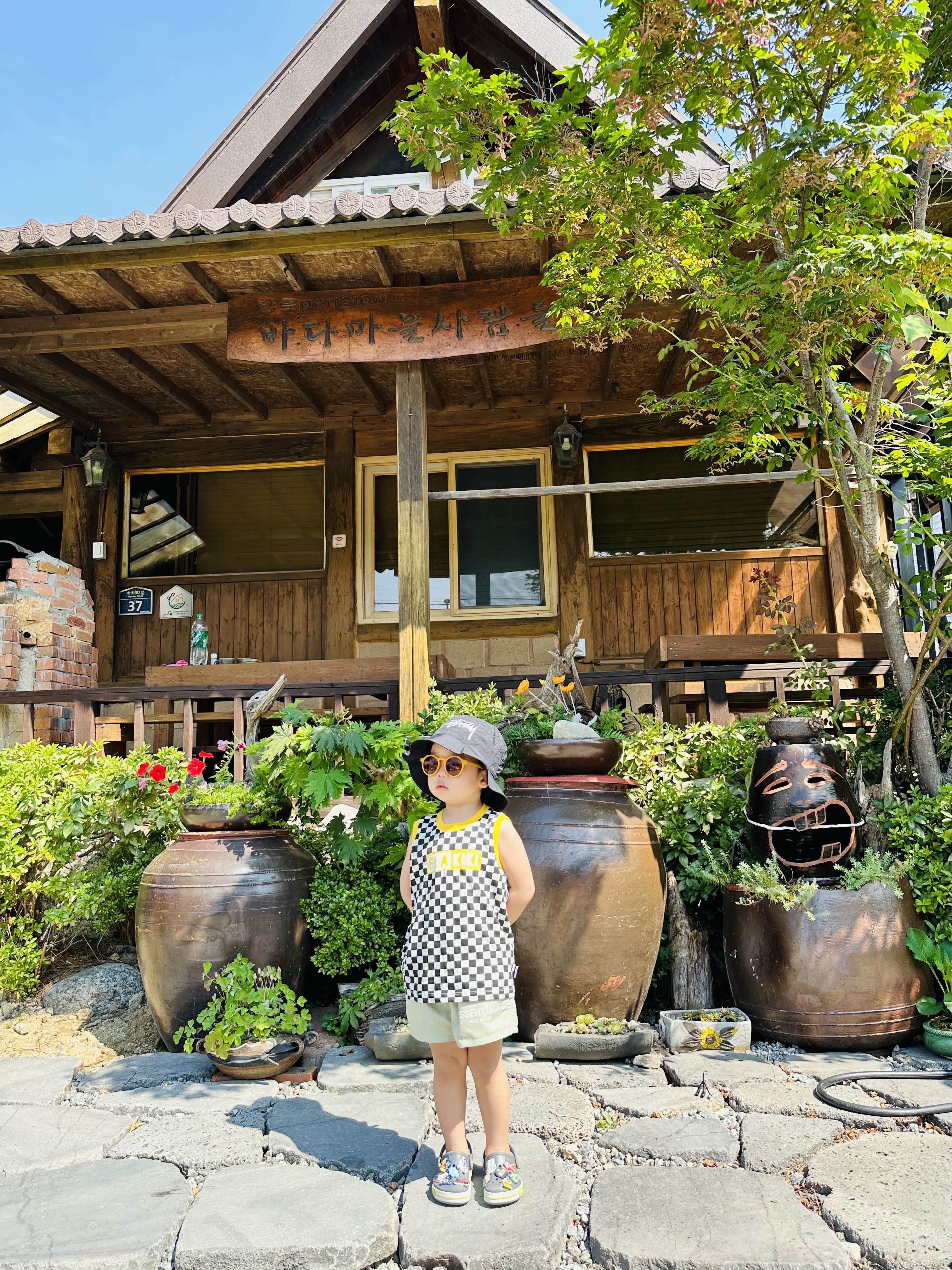 Nike x Stussy Bucket Hat Black, (Kids) Essentials Running Shorts Wheat - 22SS 착용 스타일 - 2