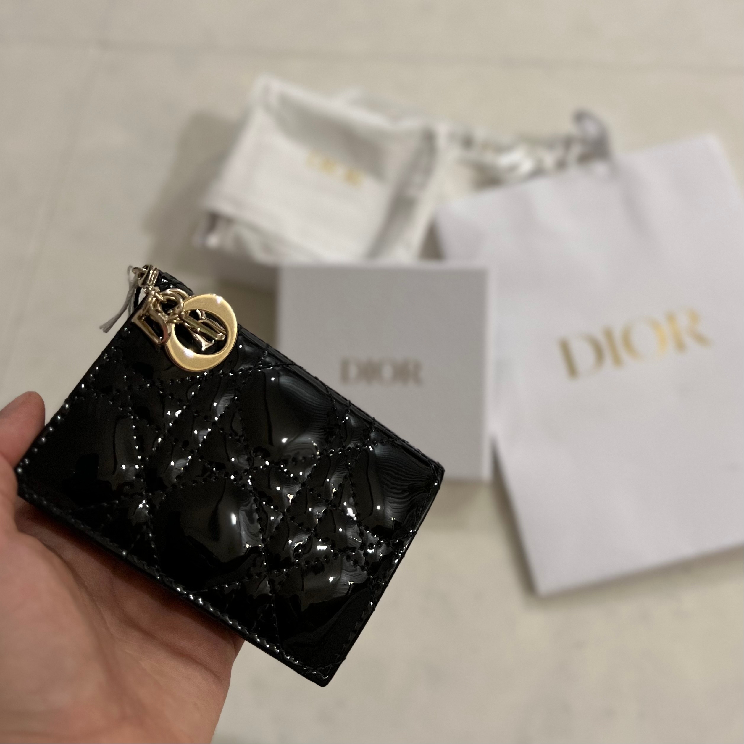 Dior Lady Flap Card Holder Patent Cannage Calfskin Black 착용 스타일