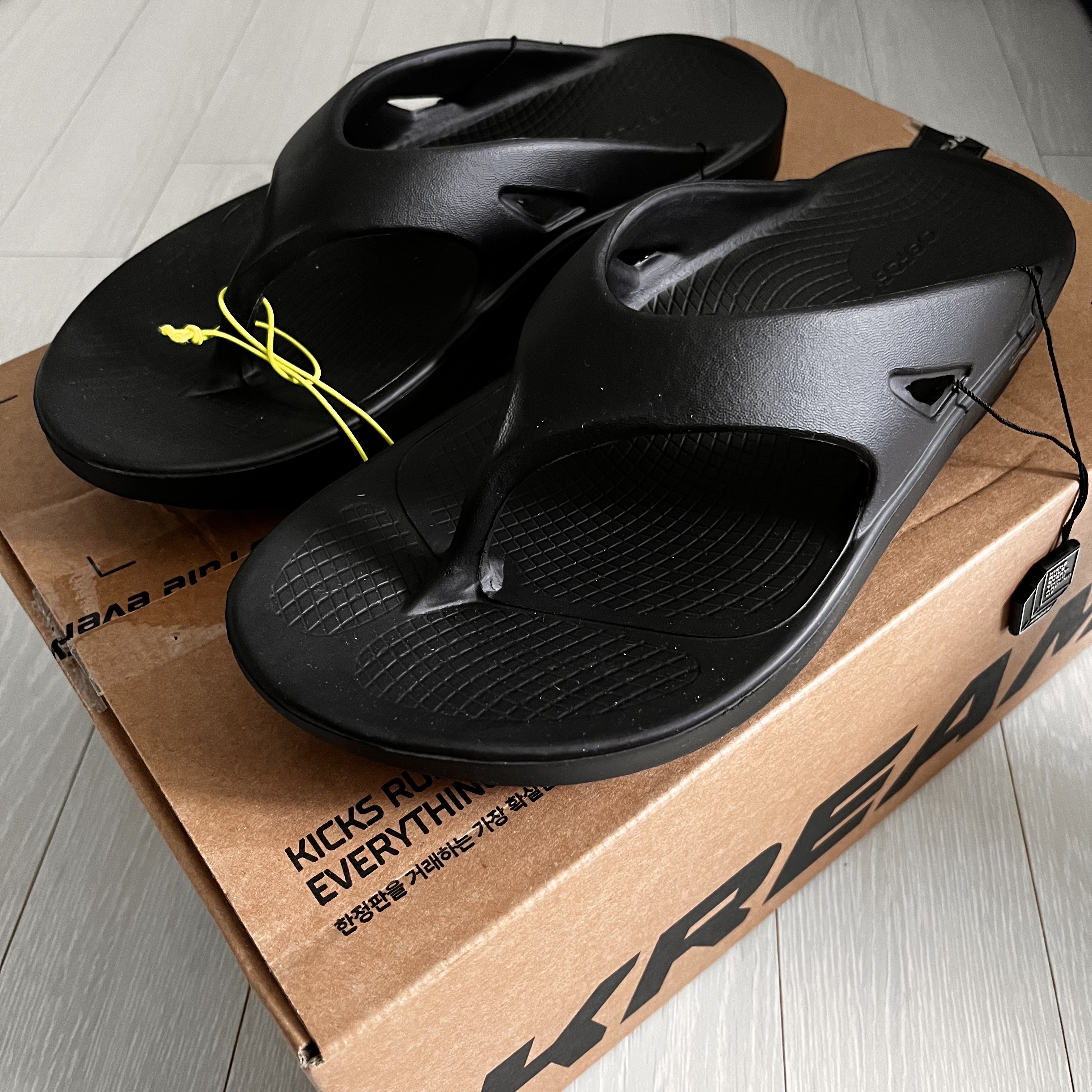 Oofos OOriginal Black 착용 스타일