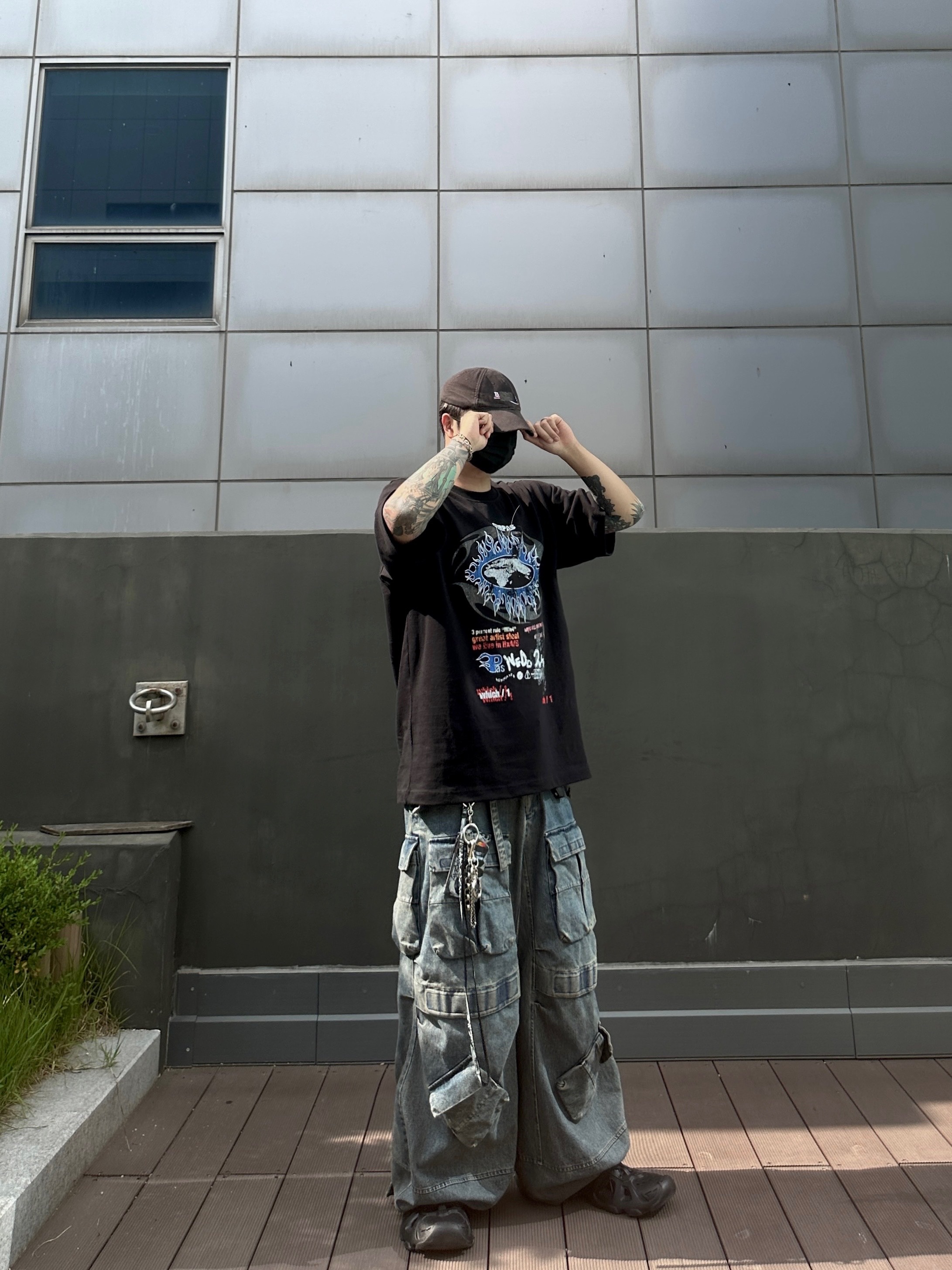 Balenciaga Gaffer Cap Black, Ourpas x Bizzare Imagination Galleria Exclusive T-Shirt G-001 Infinity Black 착용 스타일 - 3