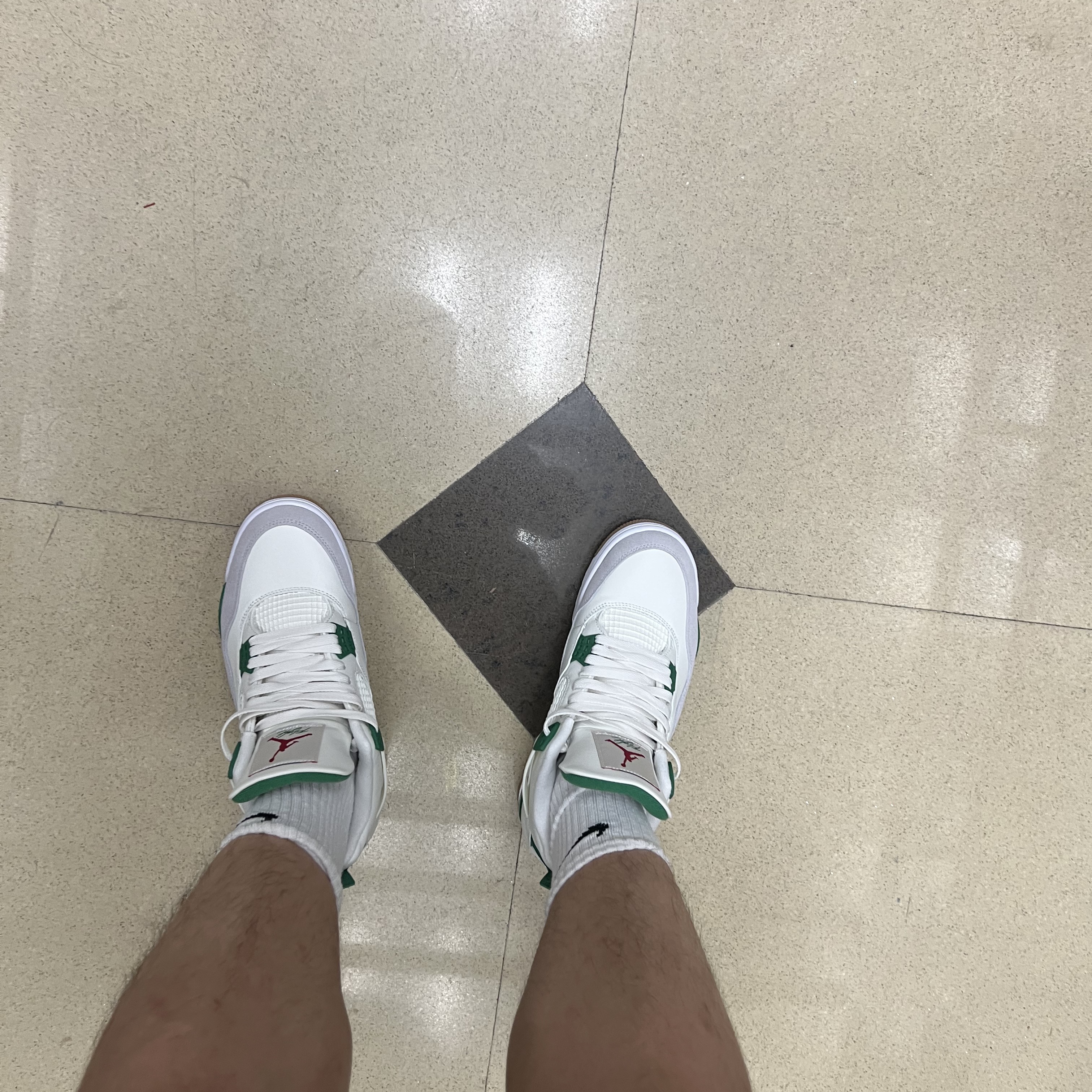 Jordan 4 x Nike SB Retro SP Pine Green, Nike NRG Solo Swoosh Fleece Shorts Black - Asia 착용 스타일 - 2