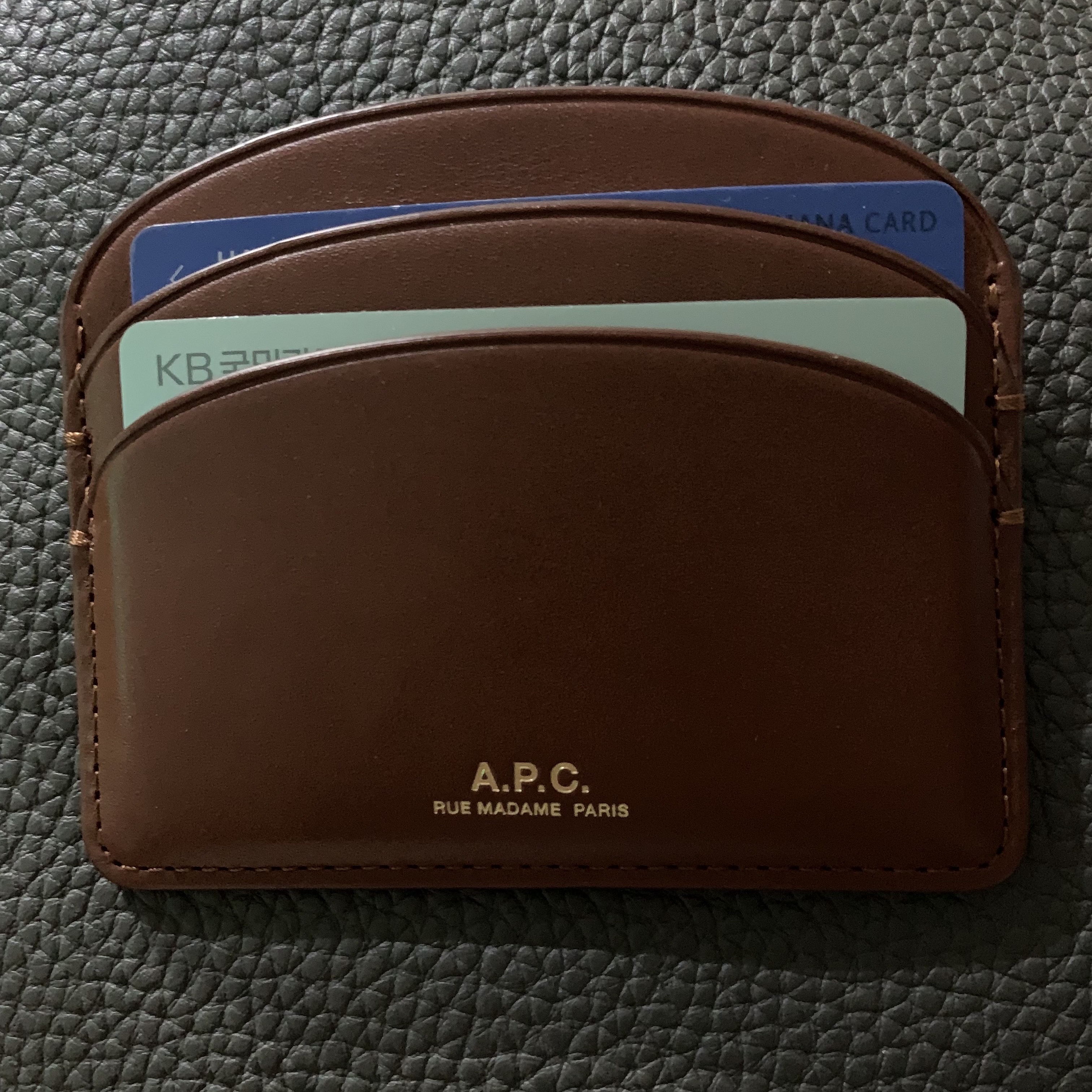 A.P.C. Demi-Lune Card Holder Nut Brown 착용 스타일