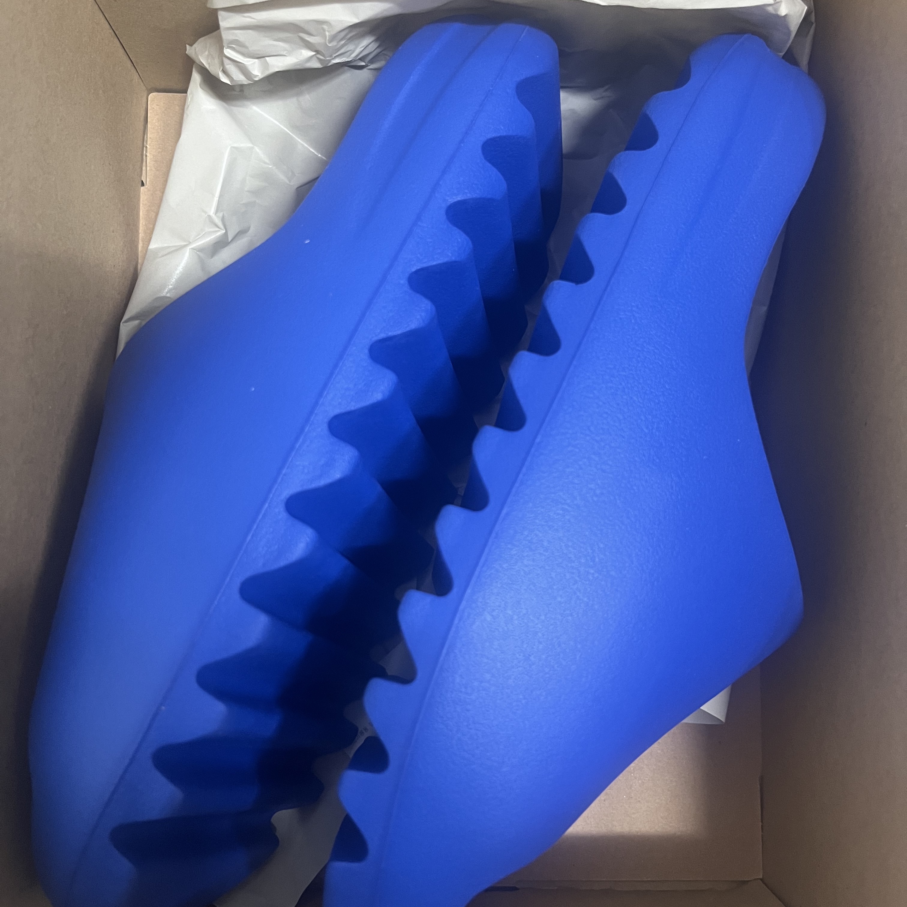 Adidas Yeezy Slide Azure 착용 스타일 - 1