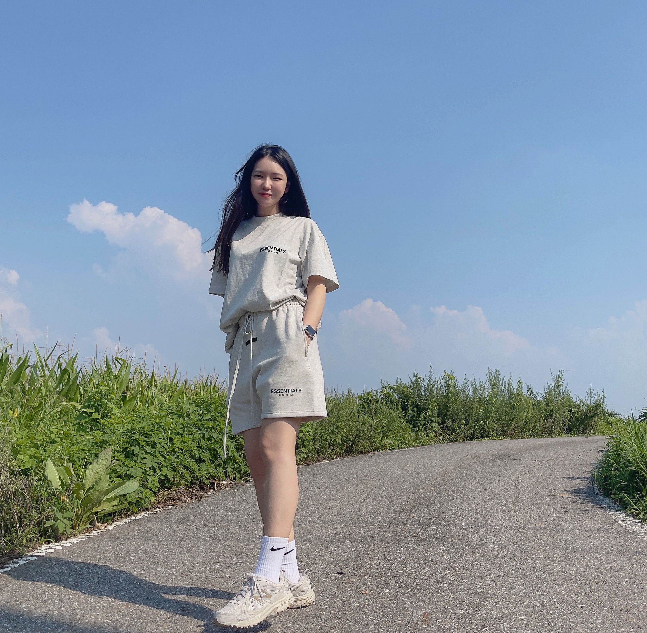 Essentials The Core Collection T-Shirt Light Oatmeal, Essentials The Core Collection Sweatshorts Light Oatmeal 착용 스타일 - 1