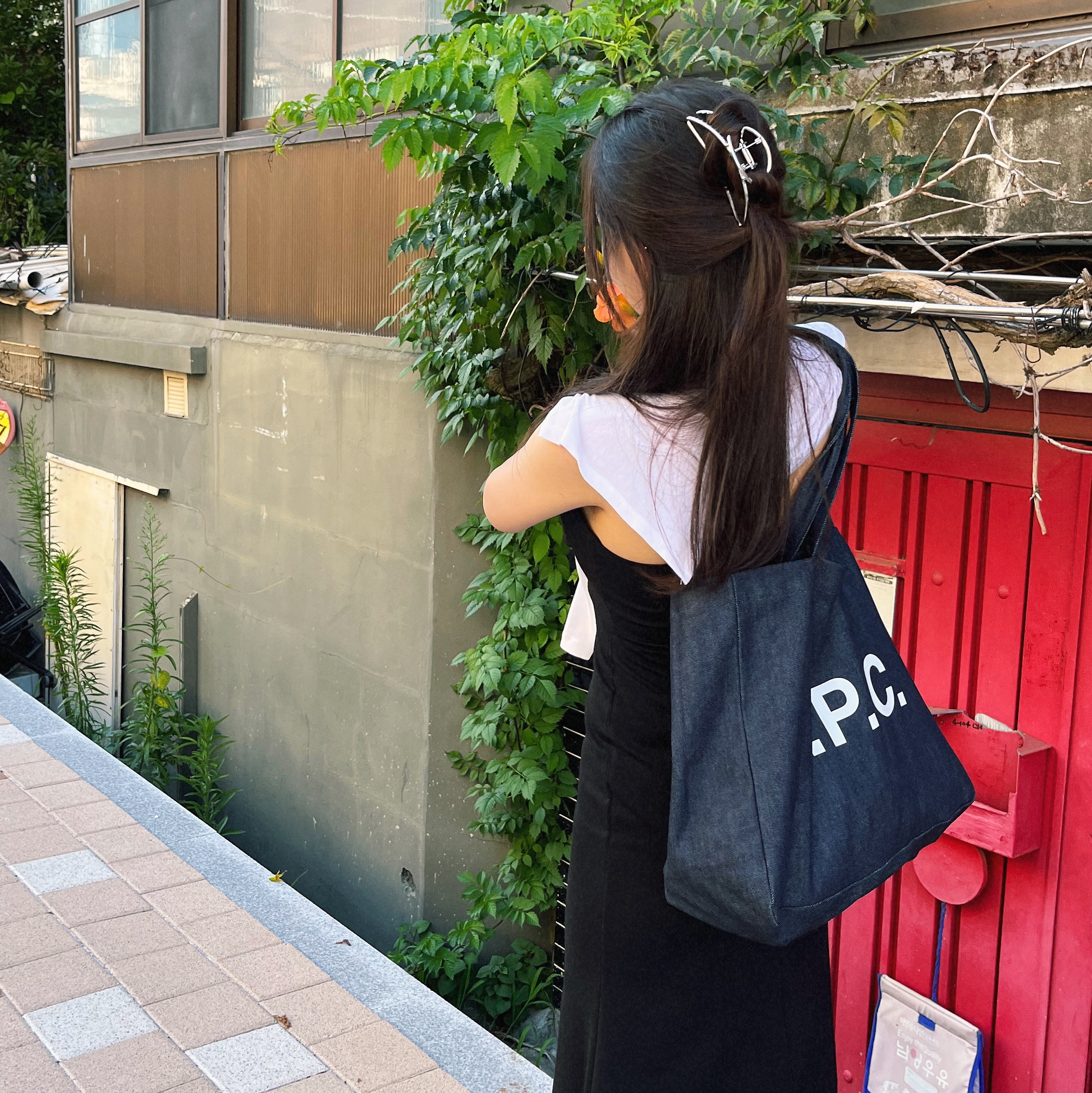 A.P.C. Daniela Shopping Bag Indigo 착용 스타일
