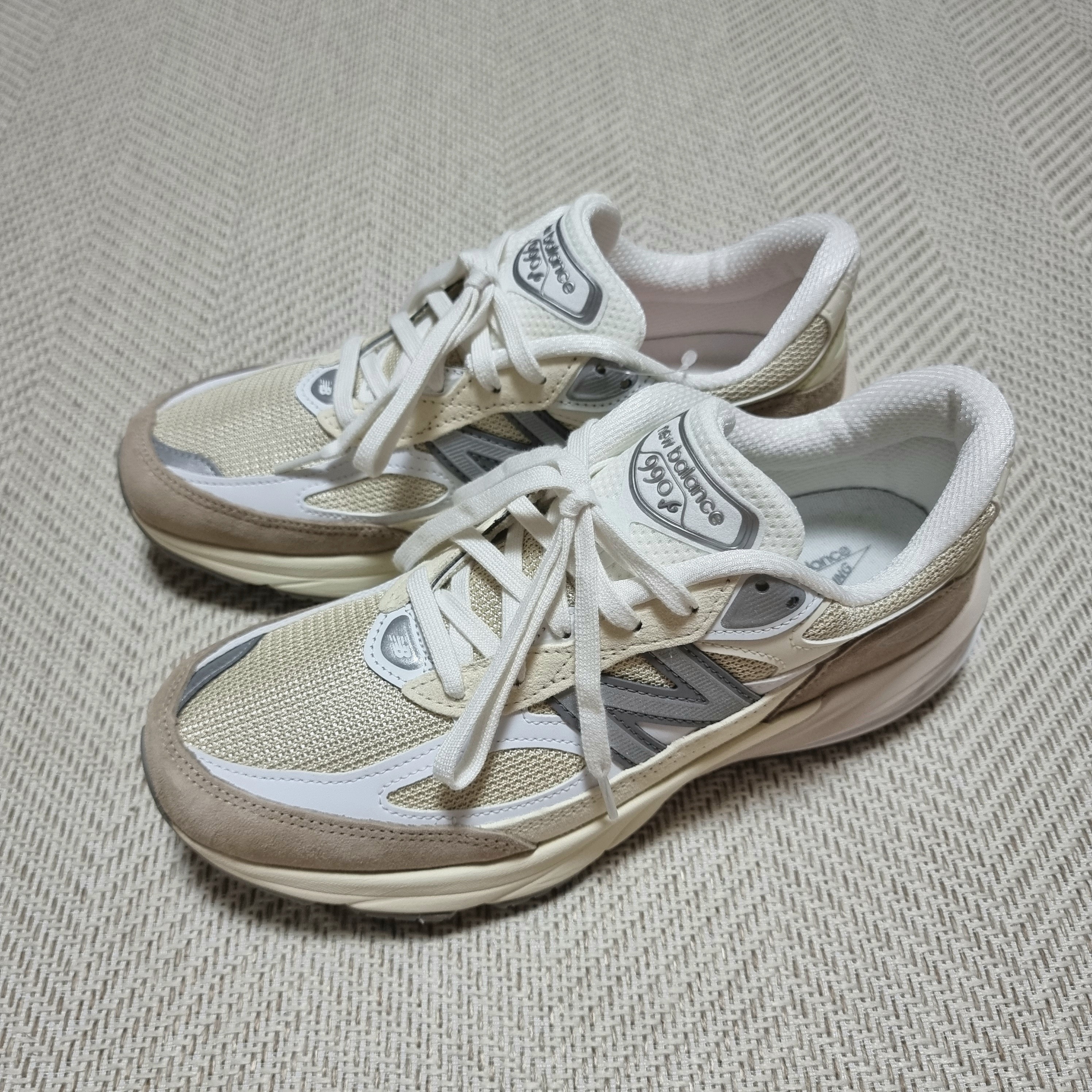 New Balance 990v6 Made in USA Cream Mindful Grey 착용 스타일 - 2