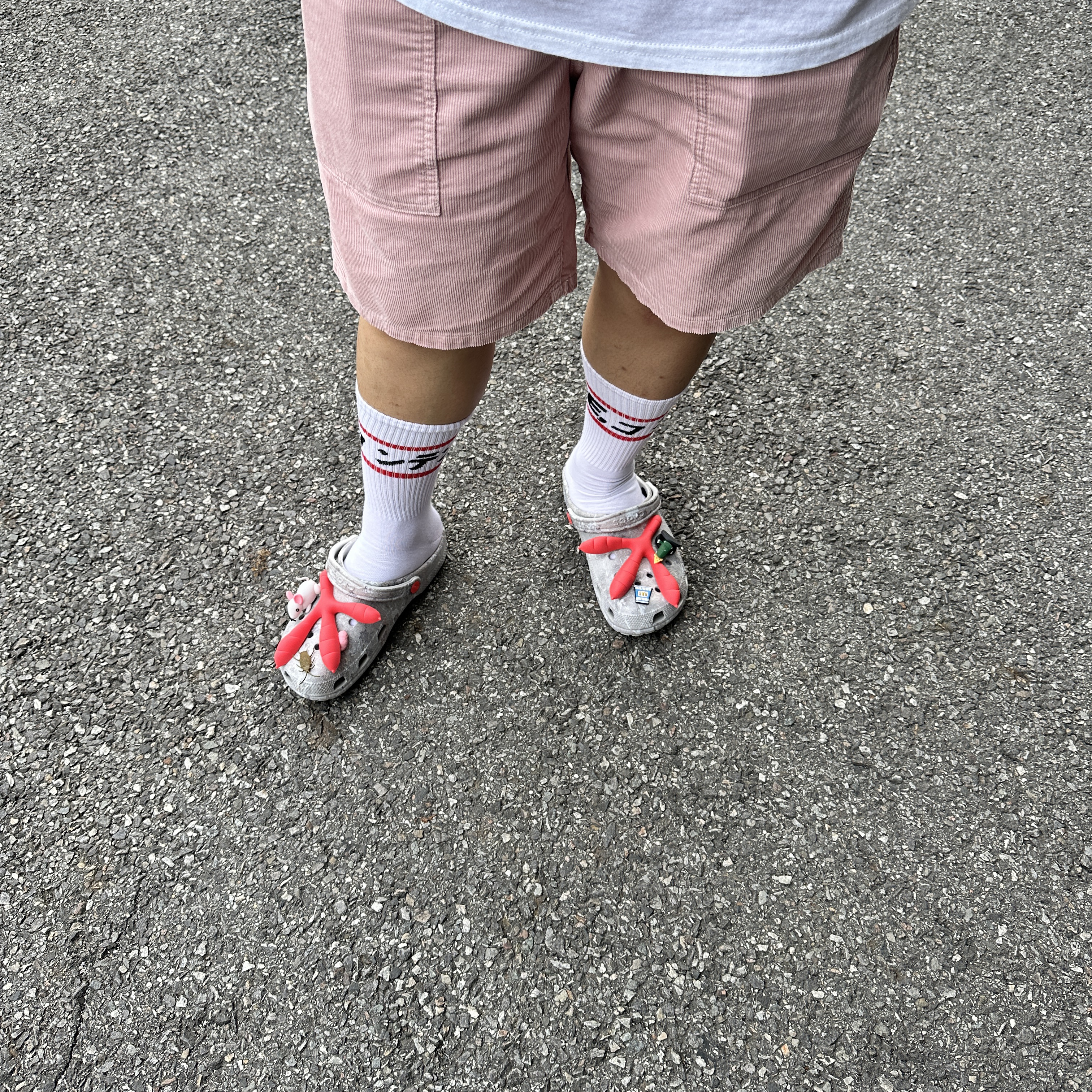 Crocs x Staple Classic Clog Grey Red 착용 스타일 - 5