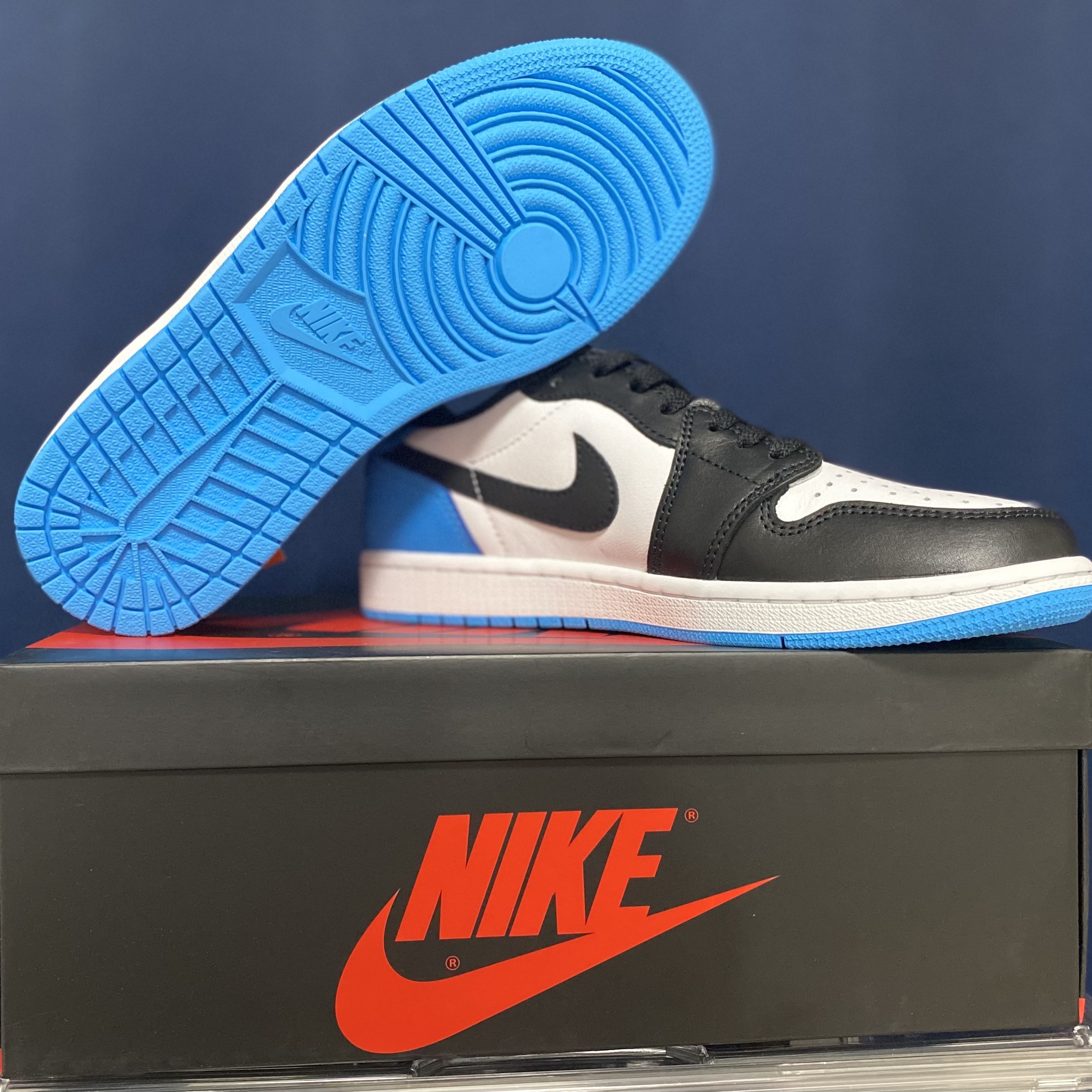 Jordan 1 Retro Low OG Black and Dark Powder Blue 착용 스타일