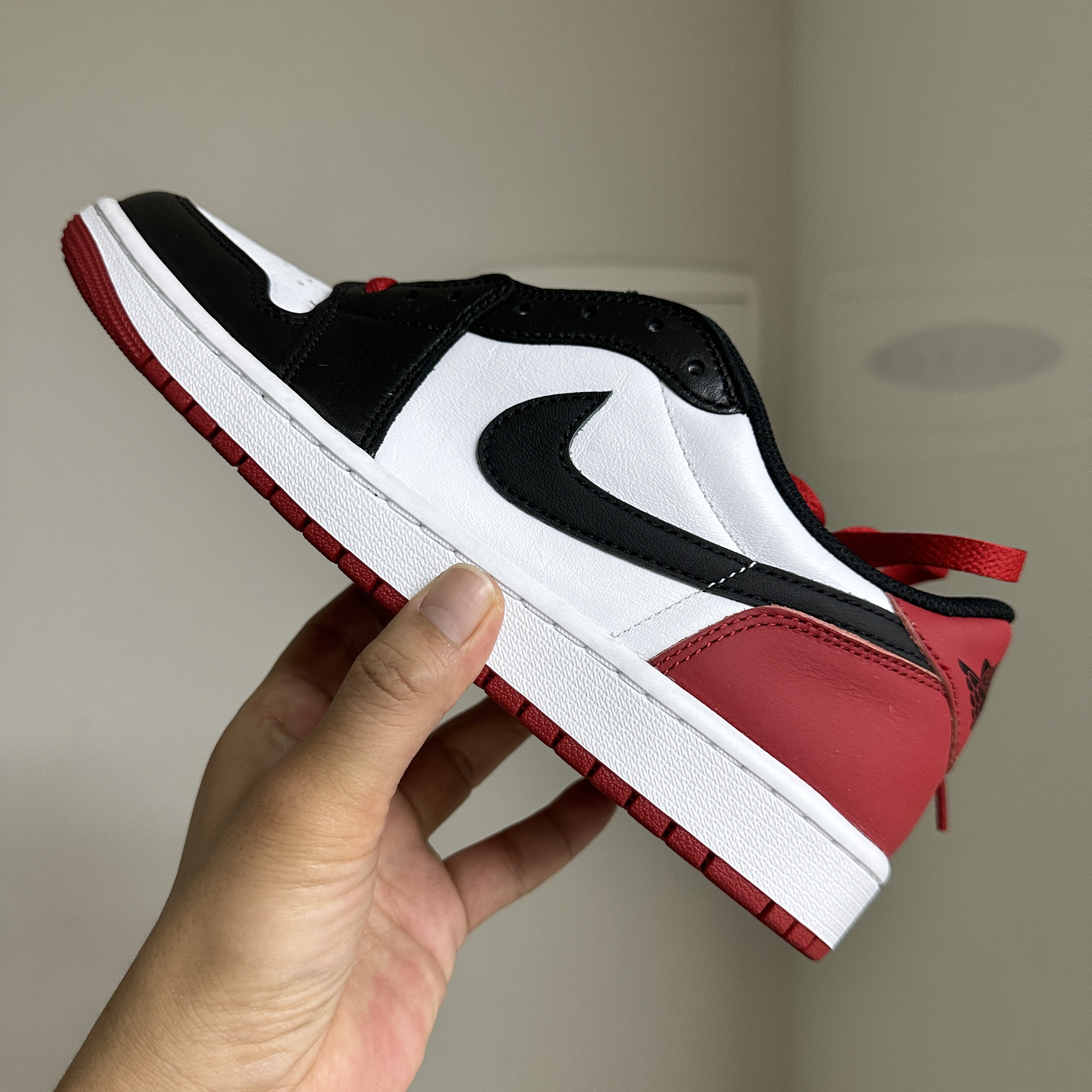 Jordan 1 Retro Low OG Black Toe 착용 스타일 - 1