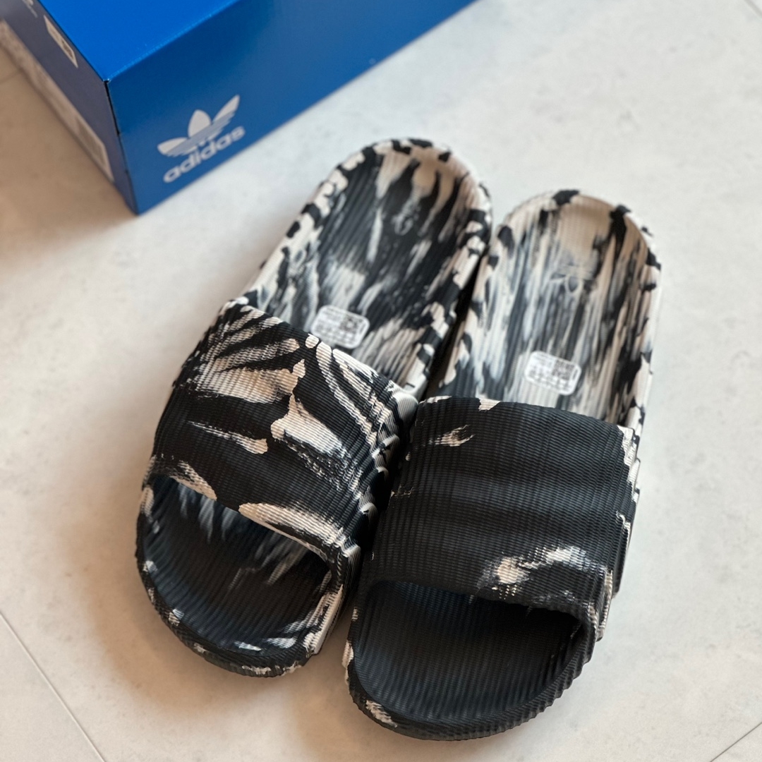 Adidas Adilette 22 Carbon Aluminium 착용 스타일