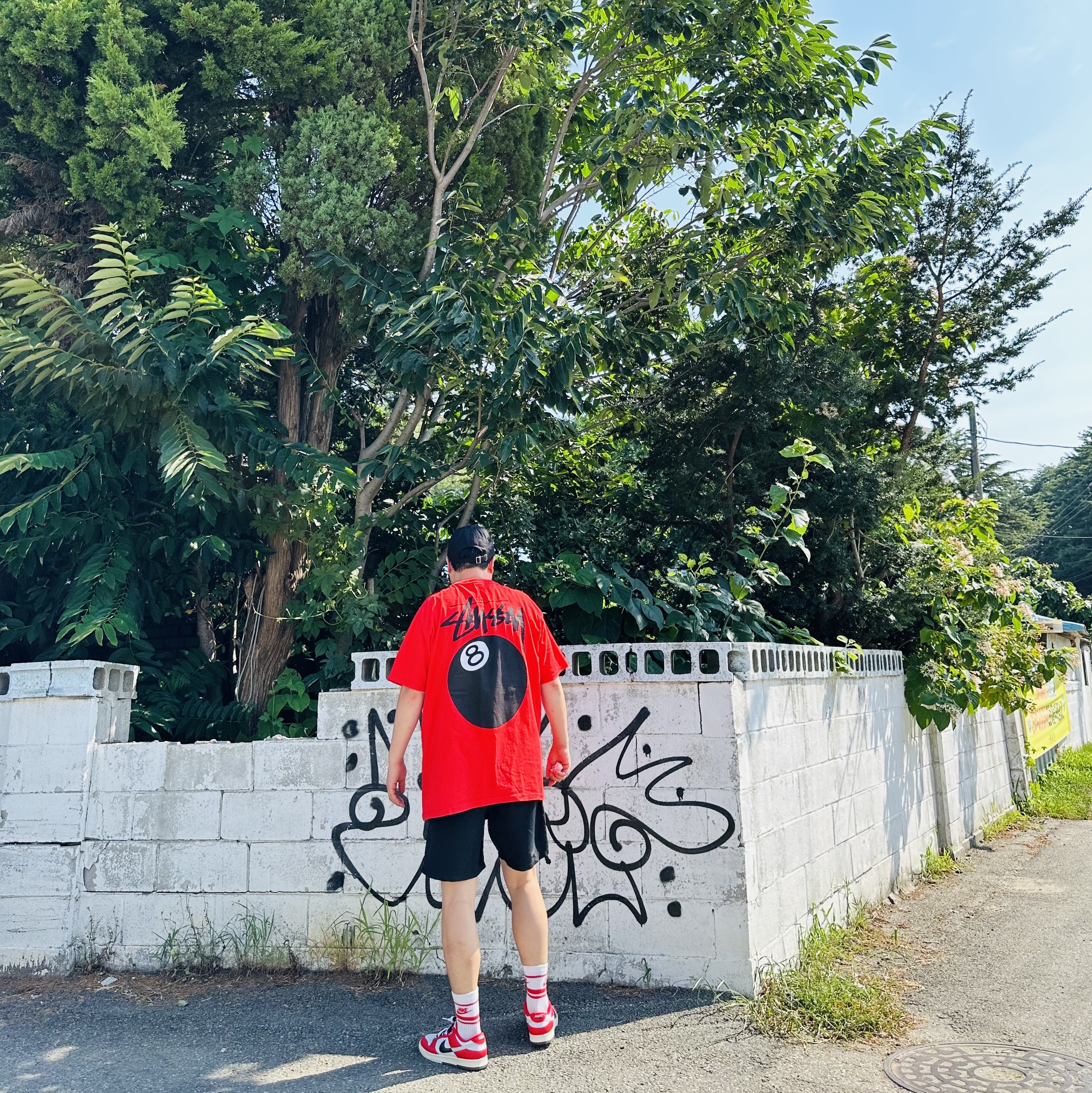 Stussy 8 Ball T-Shirt Red - 22SS, Stussy Big Stock Water Shorts Black 착용 스타일 - 5