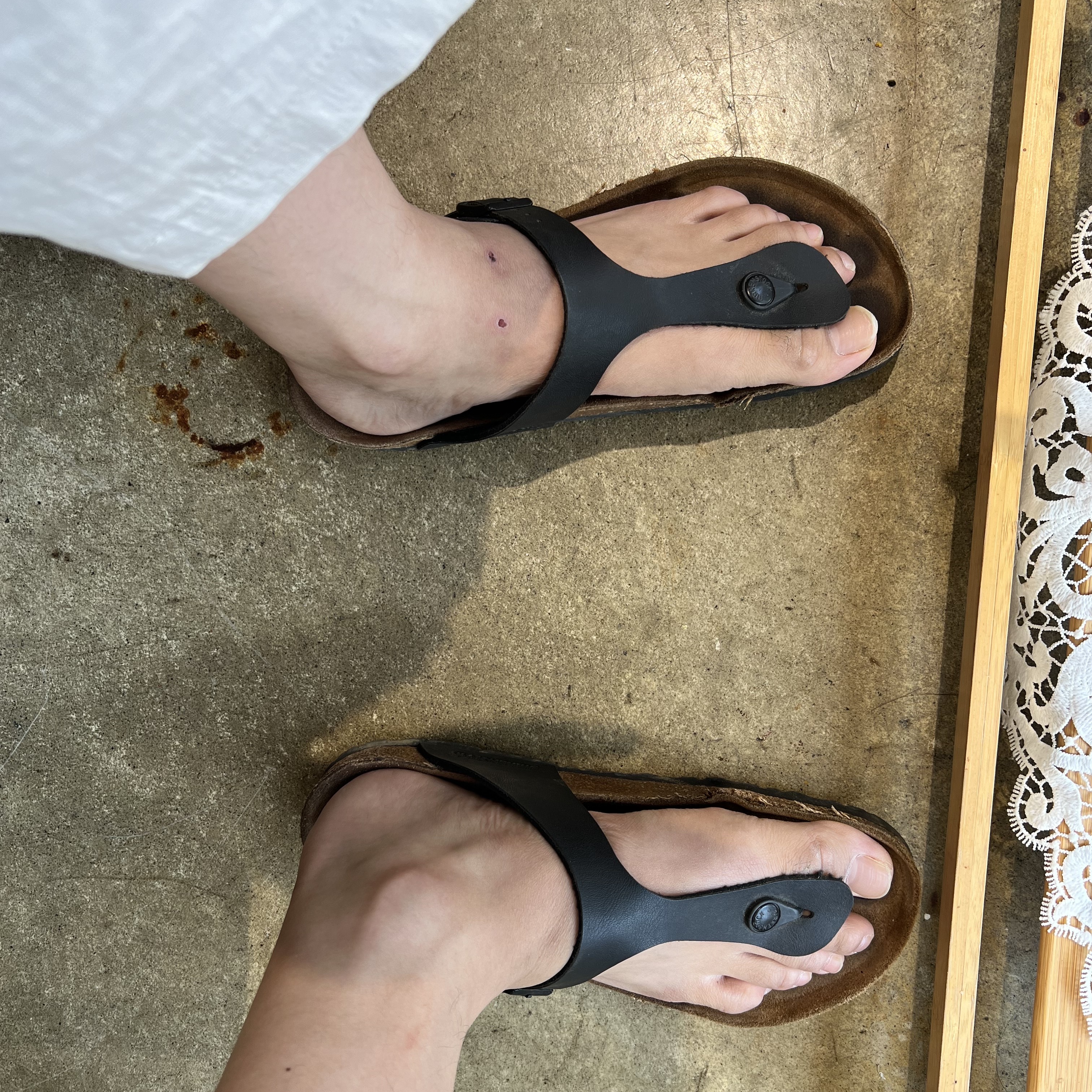 Birkenstock Gizeh Black - Regular 착용 스타일