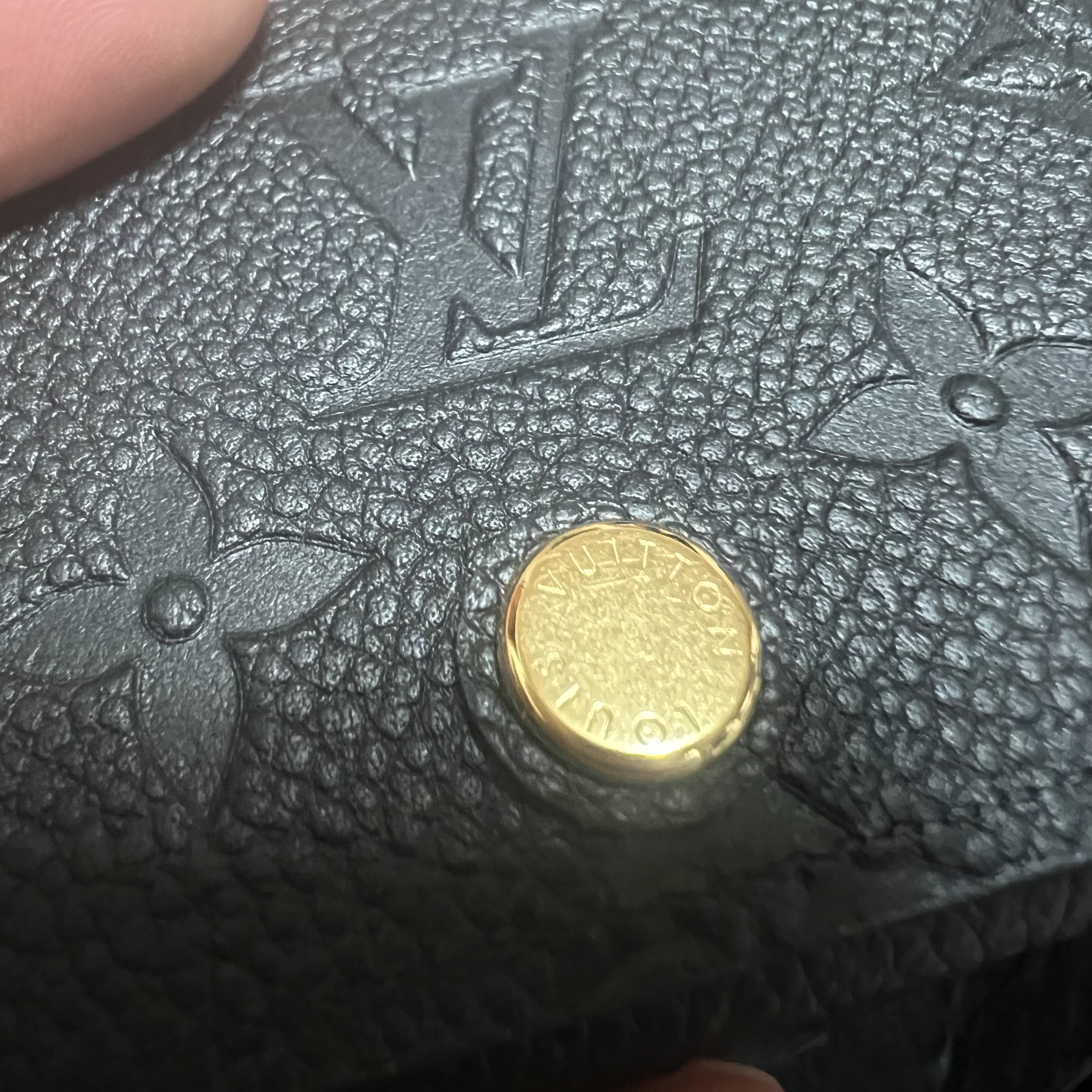 Louis Vuitton Business Card Holder Monogram Embossed Leather Black 착용 스타일