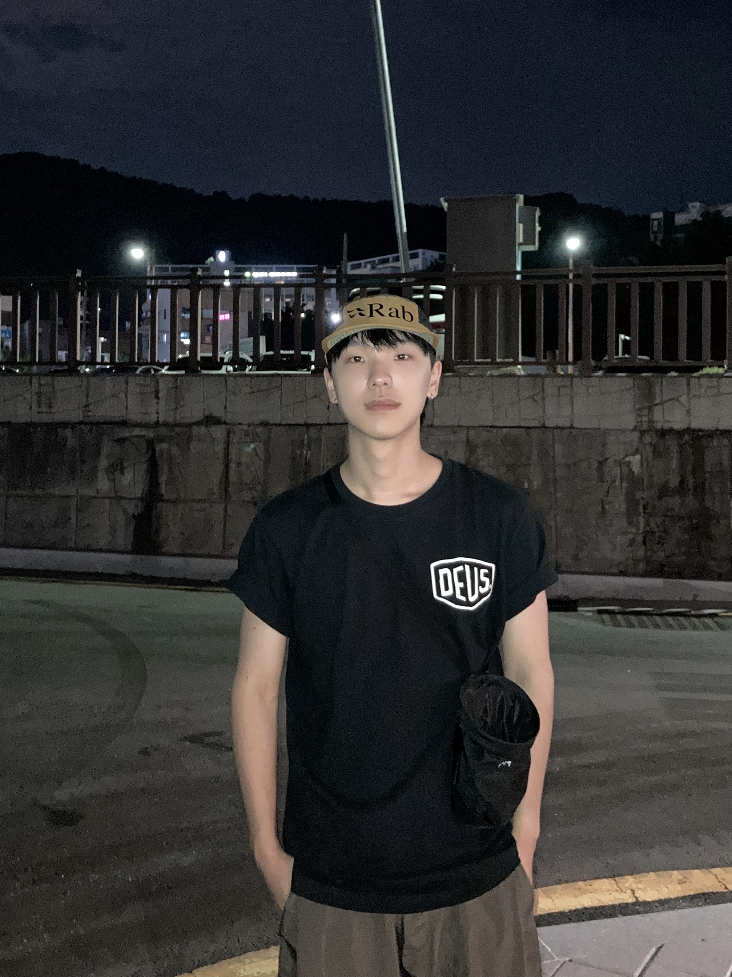 Arc'teryx Ion Chalk Bag Large Black, Deus Ex Machina Tokyo Asakusa Address T-Shirt Black 착용 스타일 - 2