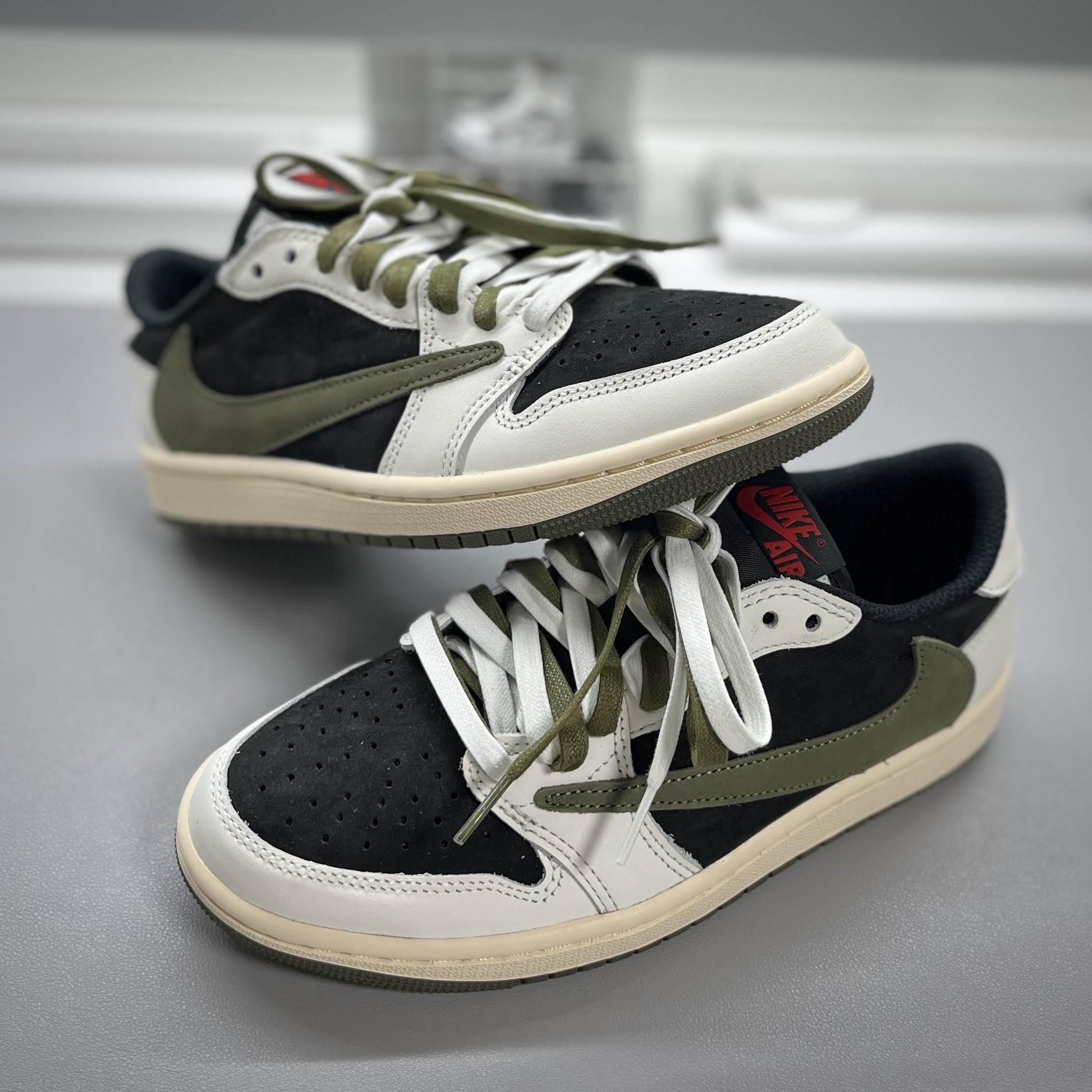 (W) Jordan 1 x Travis Scott Retro Low OG SP Medium Olive 착용 스타일 - 3