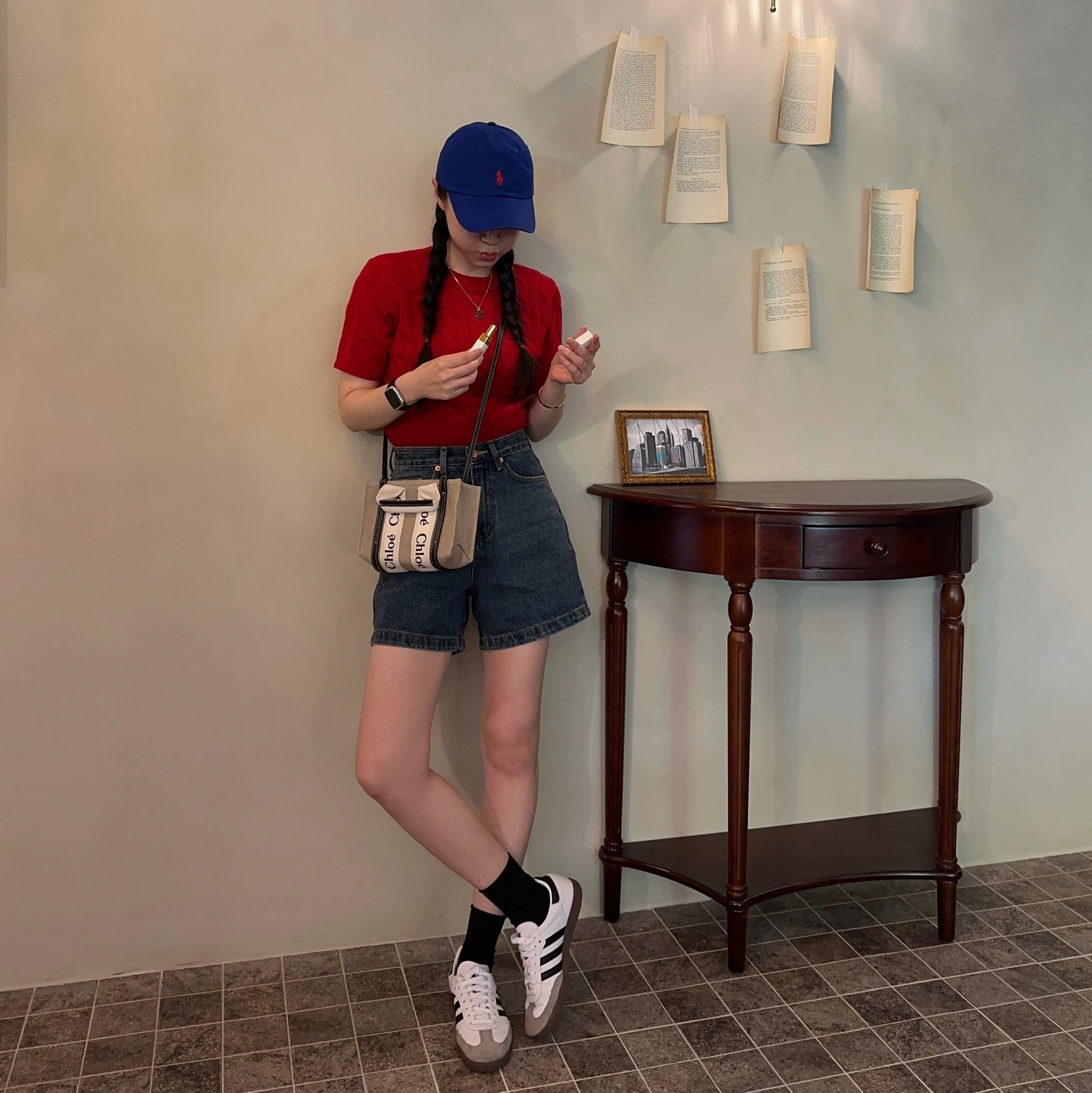 Adidas Samba Vegan White Black, Chloe Woody Mini Tote Bag White Blue 착용 스타일 - 1