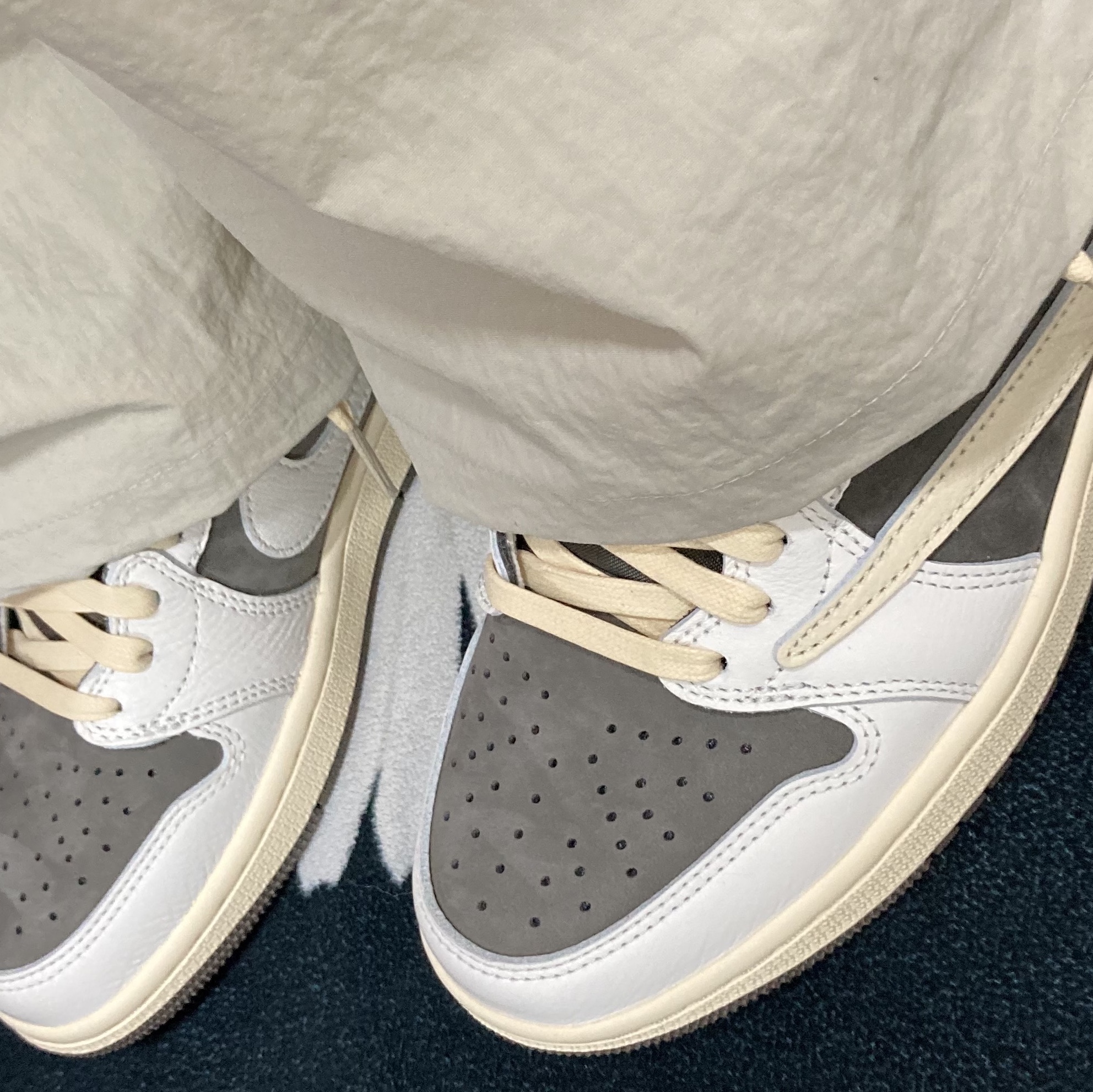 Jordan 1 x Travis Scott Retro Low OG SP Sail and Ridgerock 착용 스타일 - 1