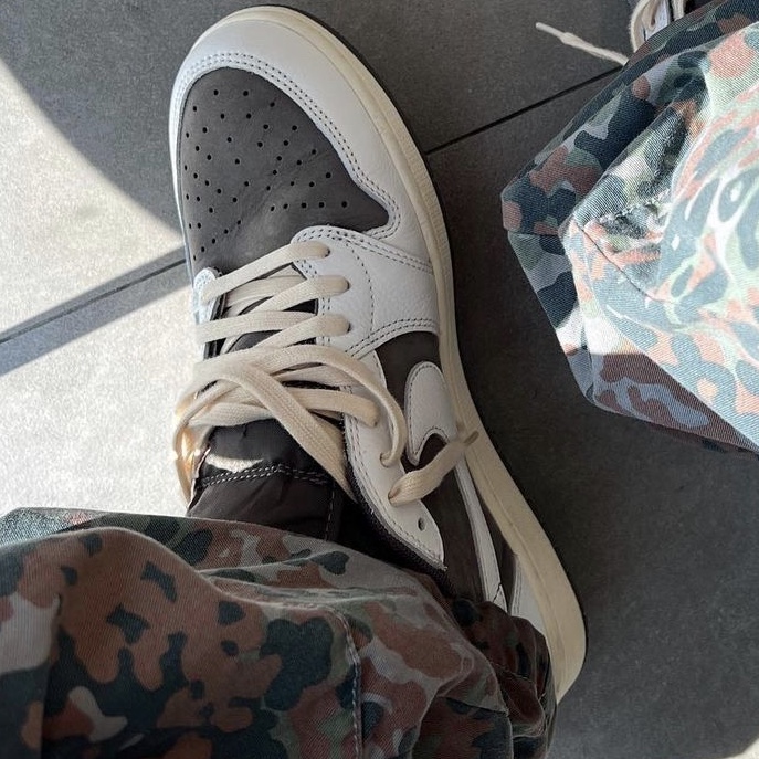 Jordan 1 x Travis Scott Retro Low OG SP Sail and Ridgerock 착용 스타일
