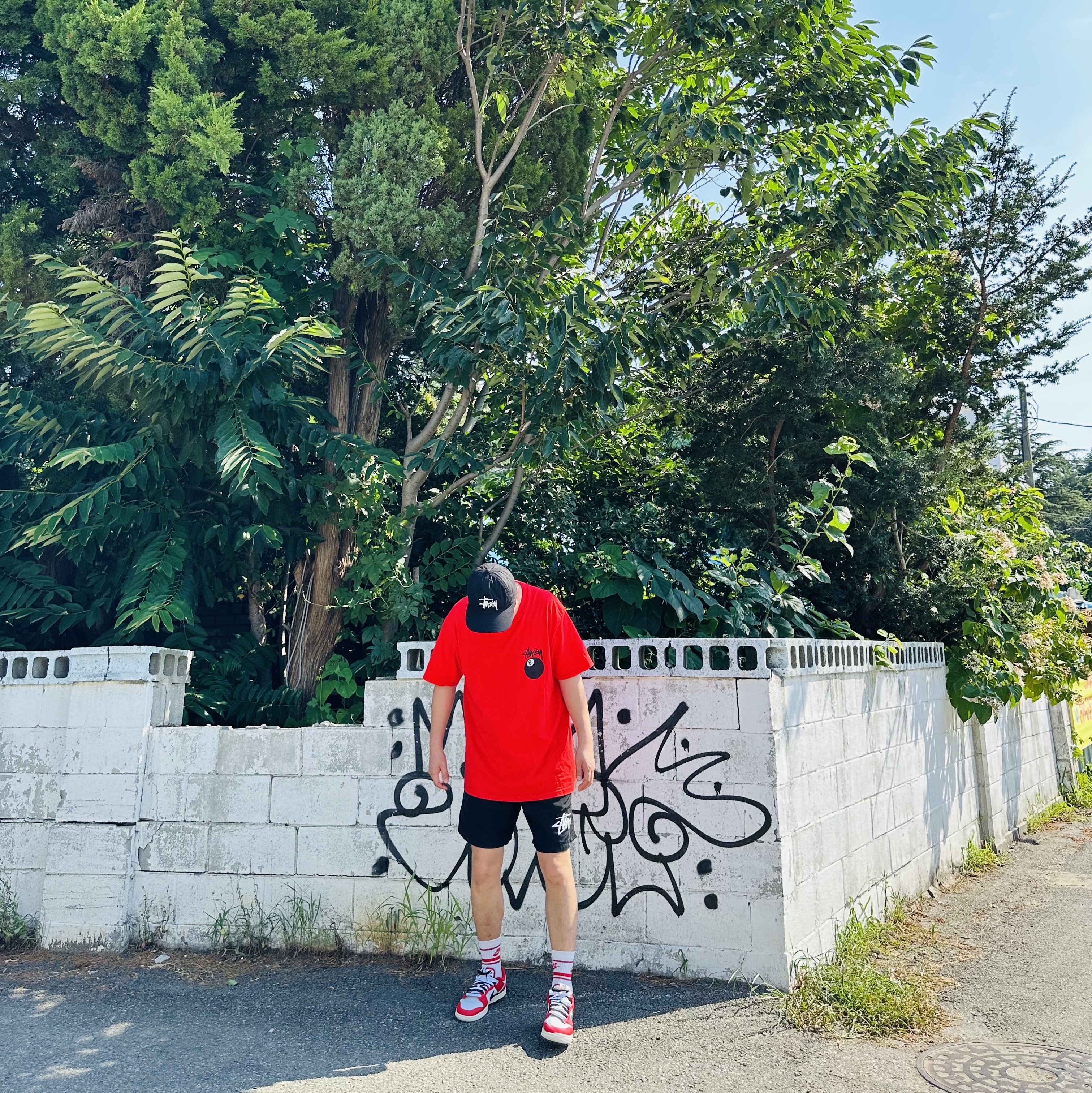 Stussy 8 Ball T-Shirt Red - 22SS, Stussy Big Stock Water Shorts Black 착용 스타일 - 1