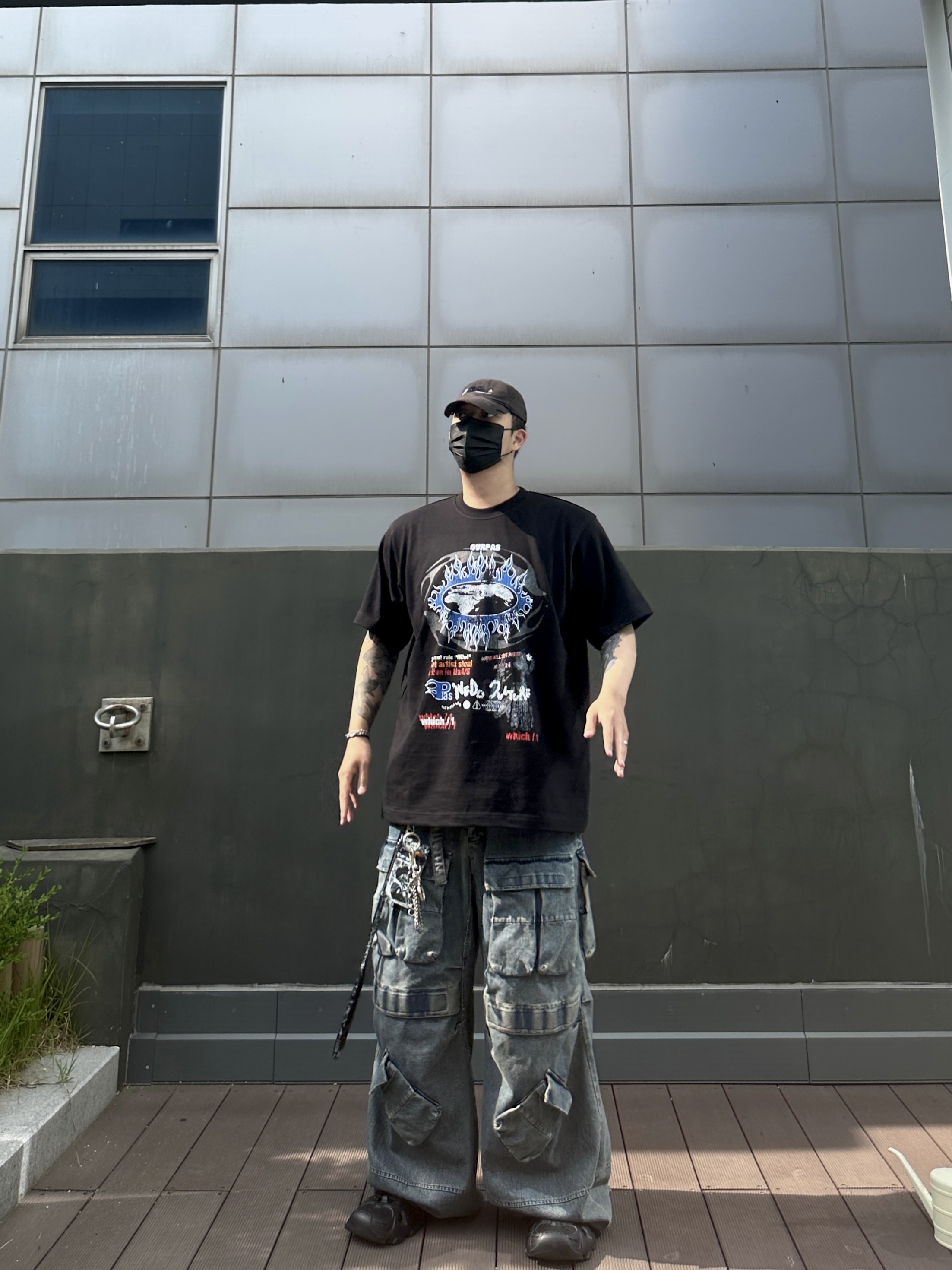 Balenciaga Gaffer Cap Black, Ourpas x Bizzare Imagination Galleria Exclusive T-Shirt G-001 Infinity Black 착용 스타일 - 2