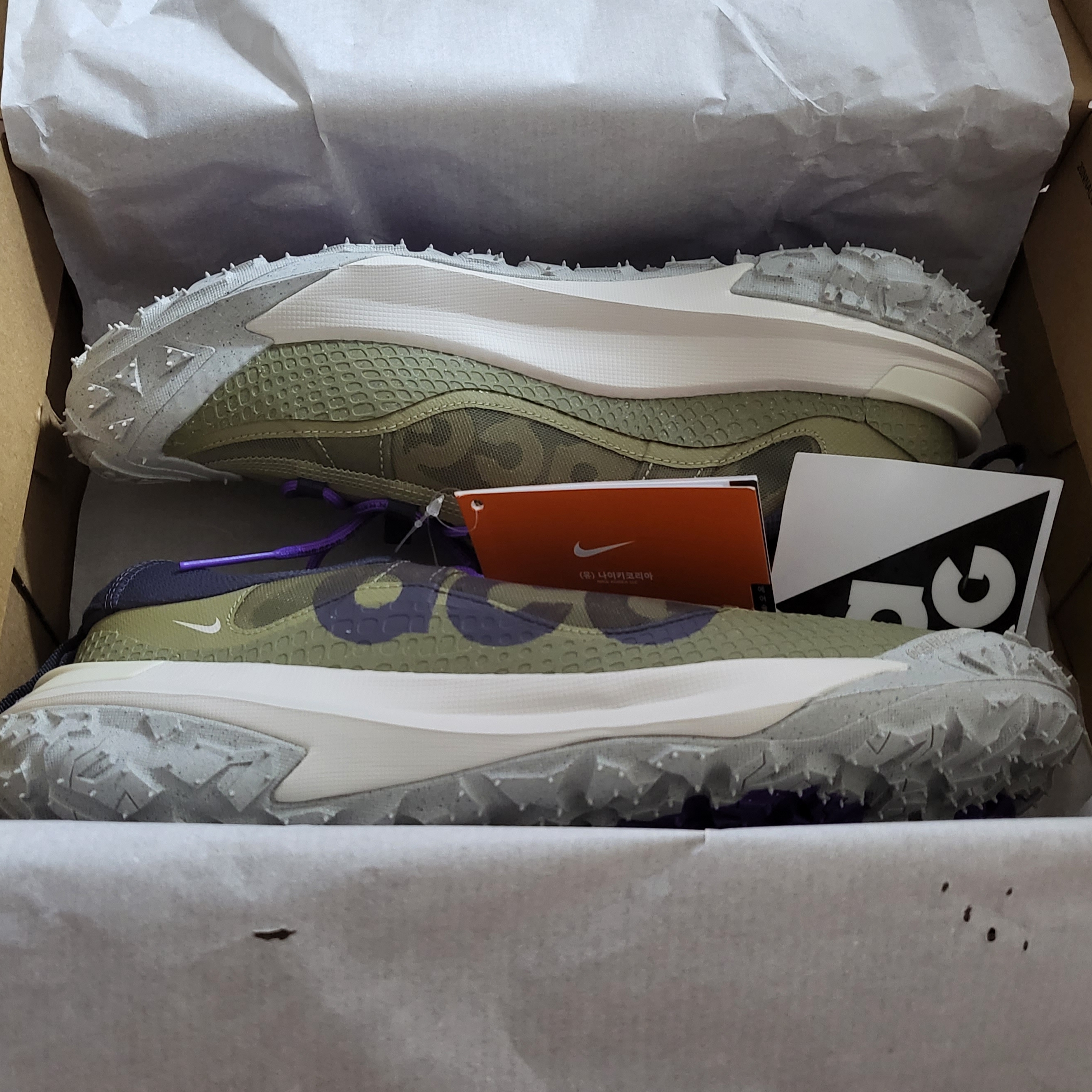 Nike ACG Mountain Fly 2 Low Neutral Olive and Mountain Grape 착용 스타일