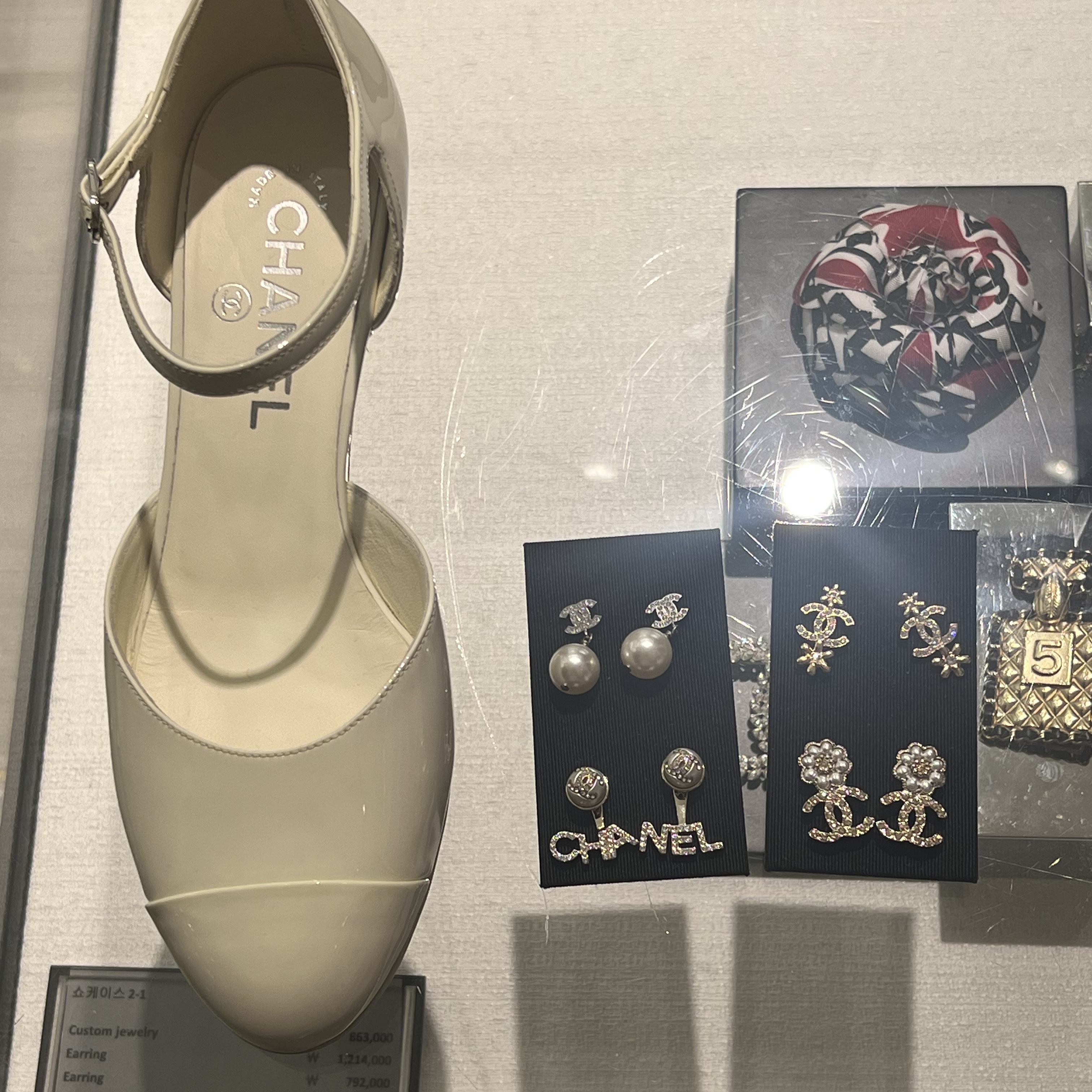 (W) Chanel Earrings Metal Glass Strass & Silver Pearly White 착용 스타일