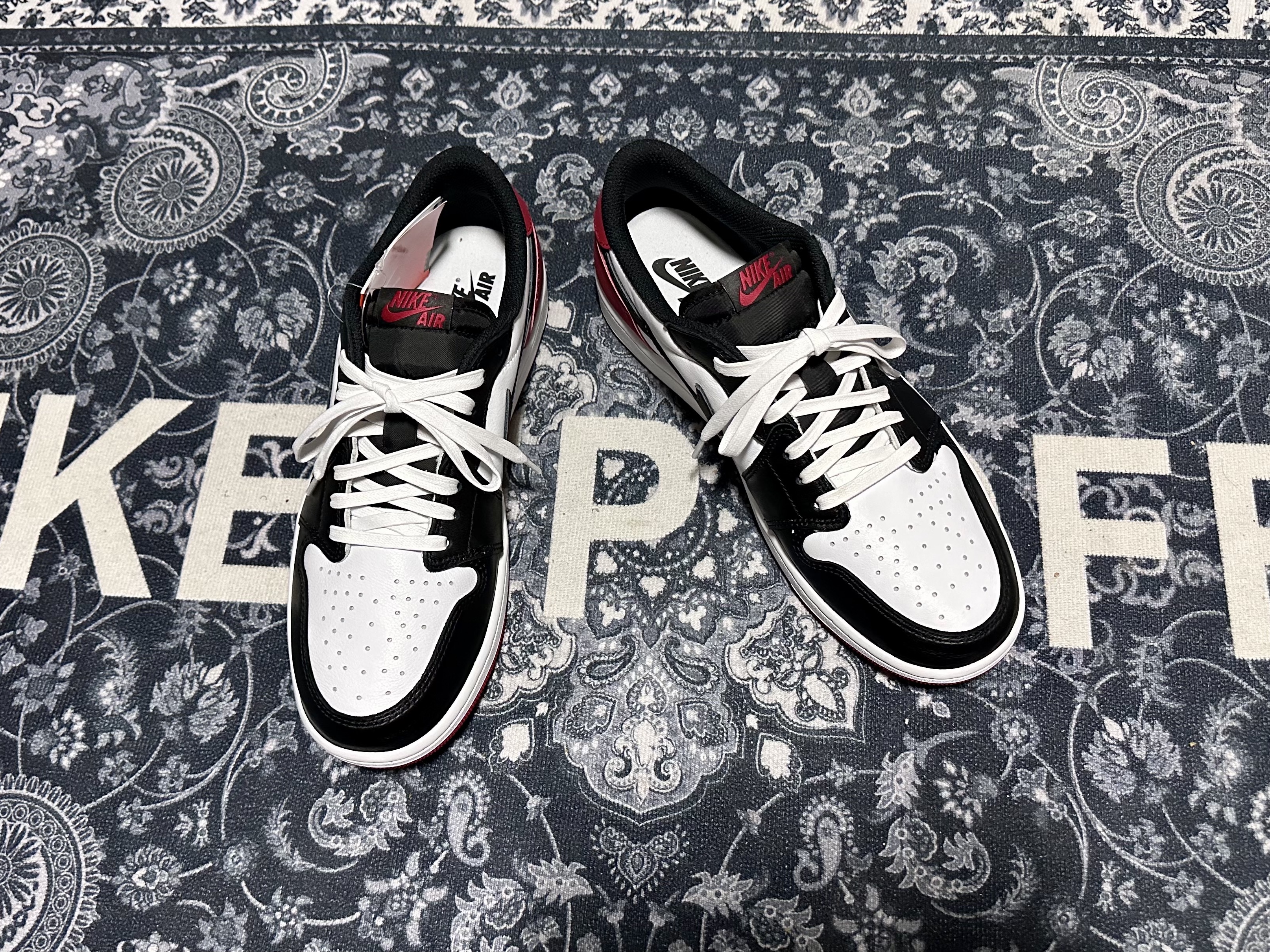 Jordan 1 Retro Low OG Black Toe 착용 스타일 - 5