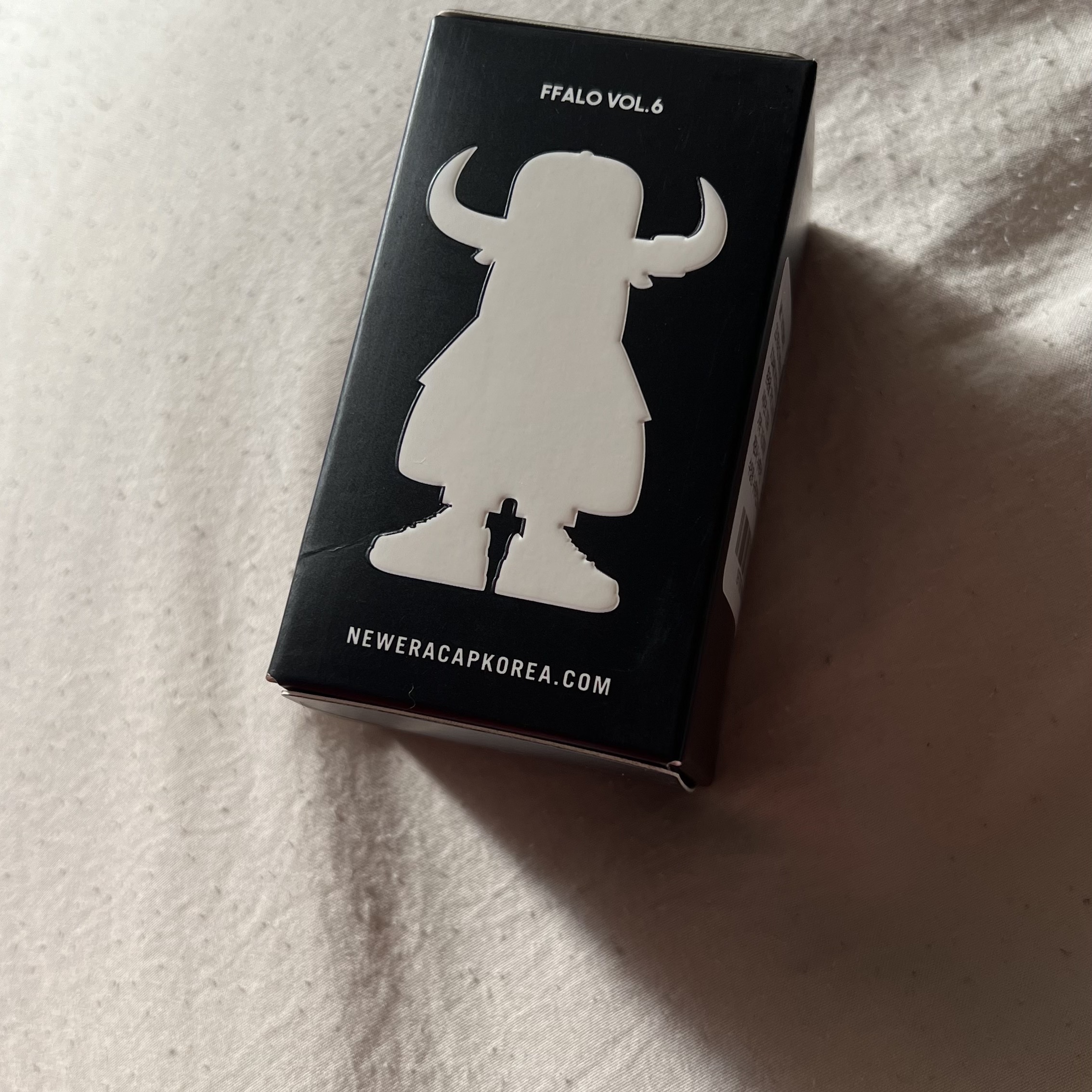 Darkr8m Studio x New Era FFALO Figure Black 착용 스타일 - 1