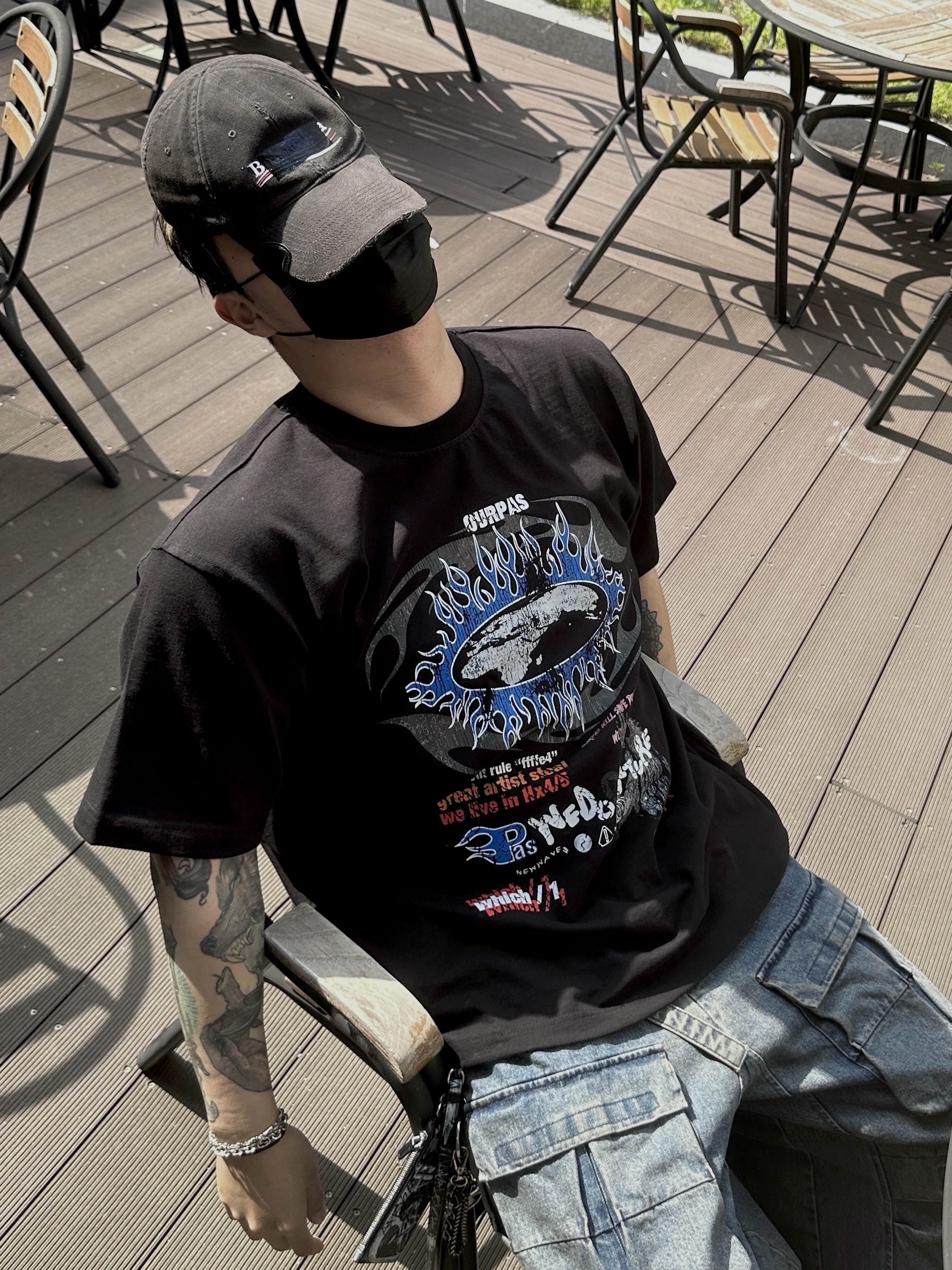 Balenciaga Gaffer Cap Black, Ourpas x Bizzare Imagination Galleria Exclusive T-Shirt G-001 Infinity Black 착용 스타일 - 1
