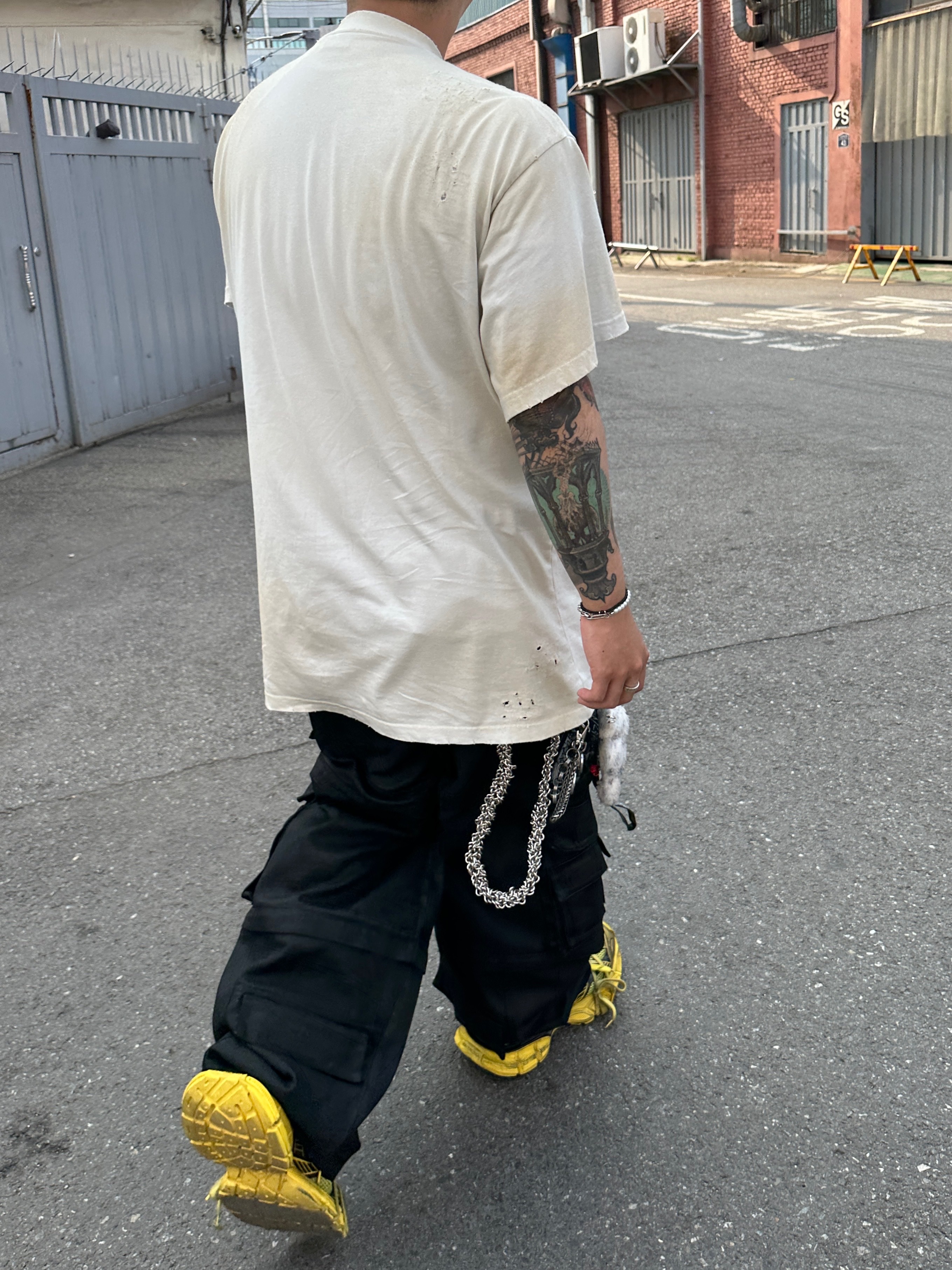 Project G/R Oversized Convertible Cargo Pants Coated Black, Balenciaga Skater T-Shirt Oversized White 착용 스타일 - 3