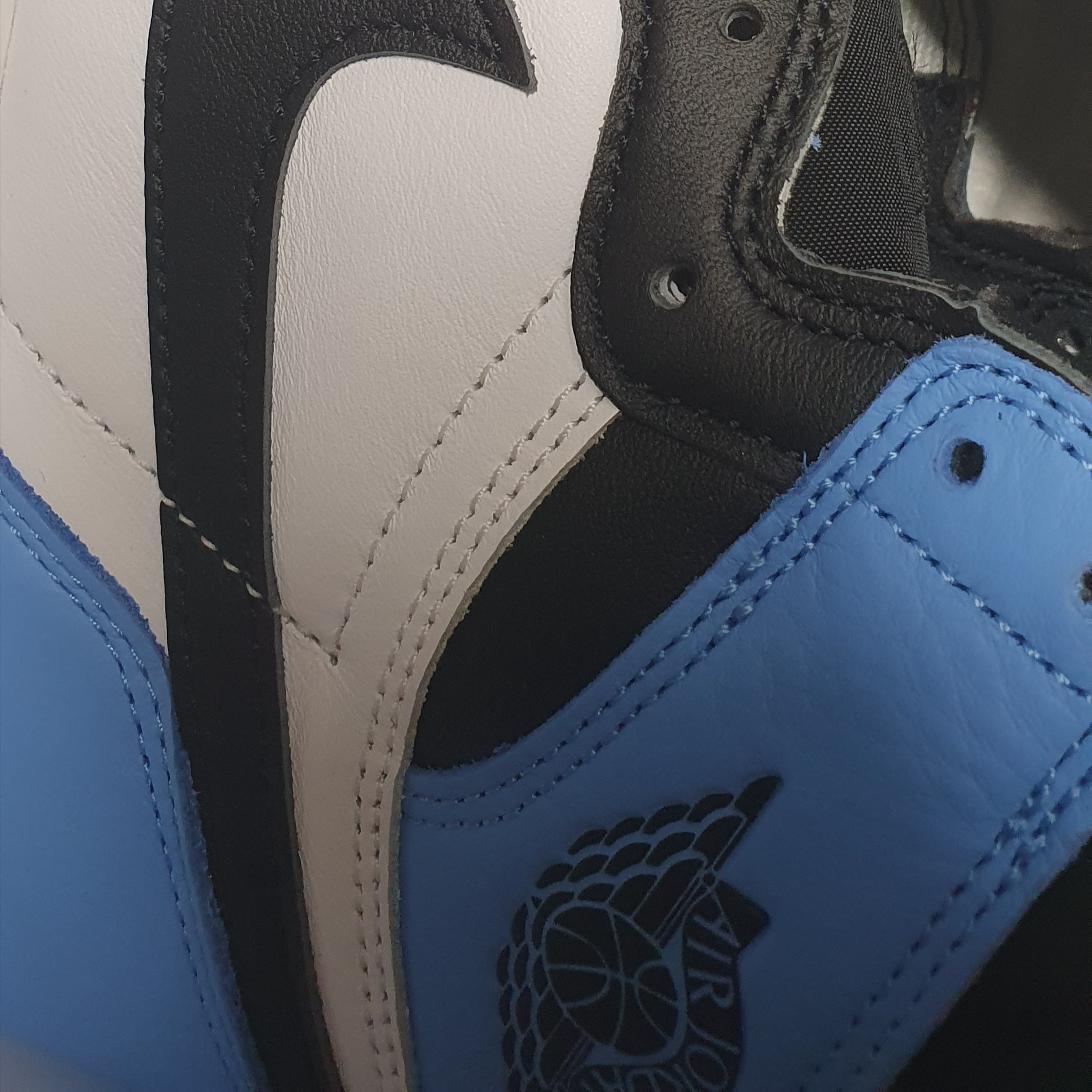 Jordan 1 Retro High OG University Blue 착용 스타일