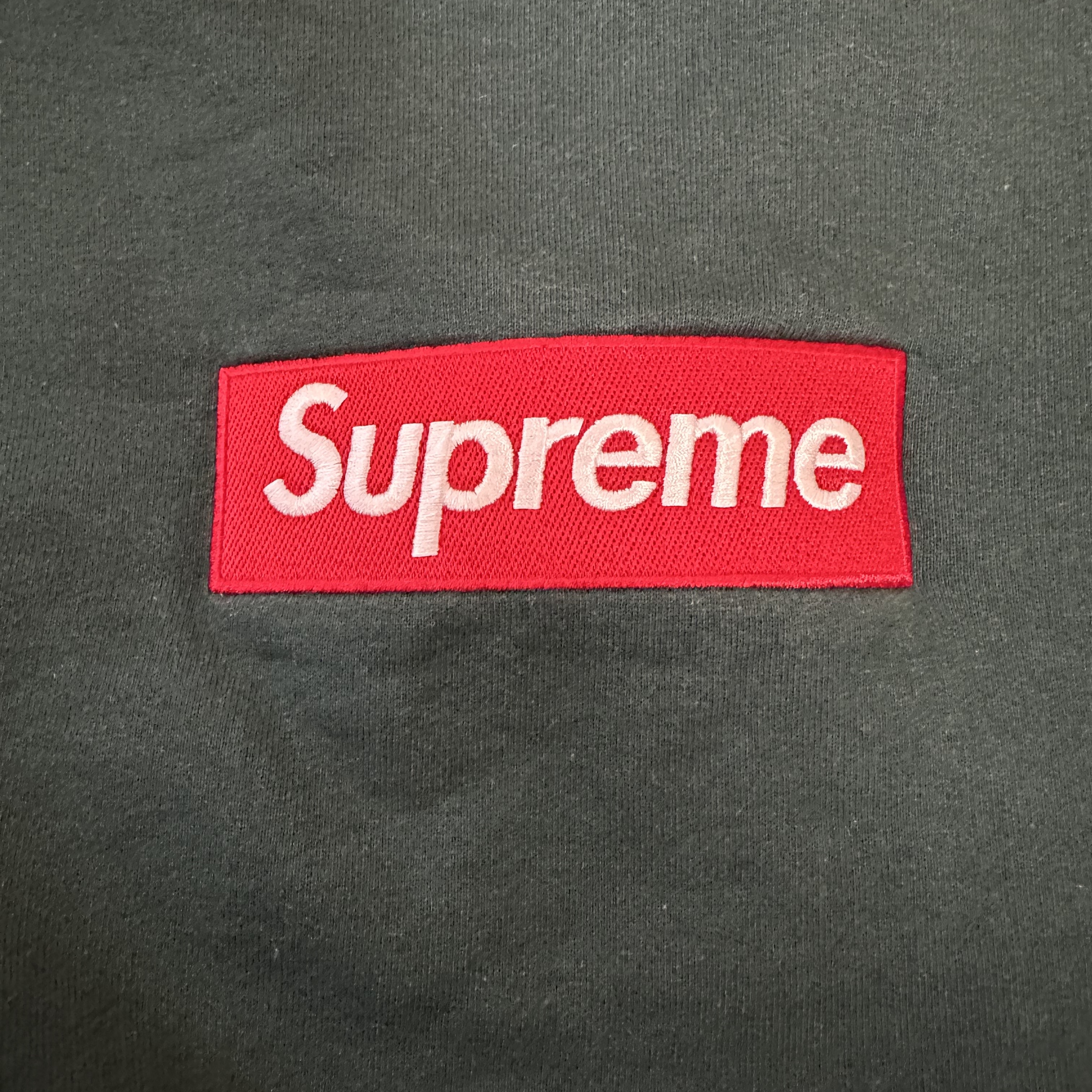 Supreme Box Logo Crewneck Cardinal - 22FW, Supreme Box Logo Crewneck Dark Pine - 22FW 착용 스타일 - 2