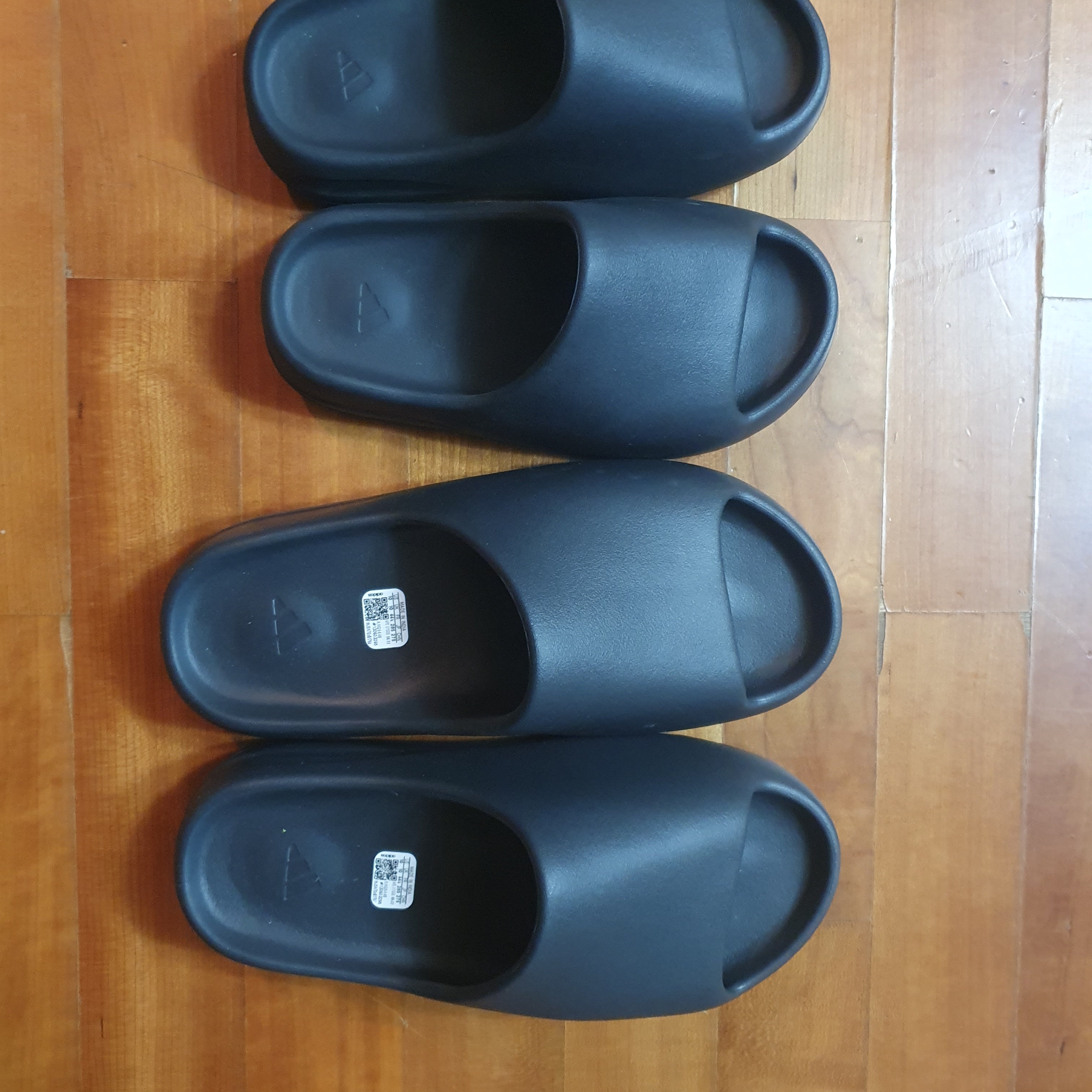 Adidas Yeezy Slide Onyx 착용 스타일 - 2