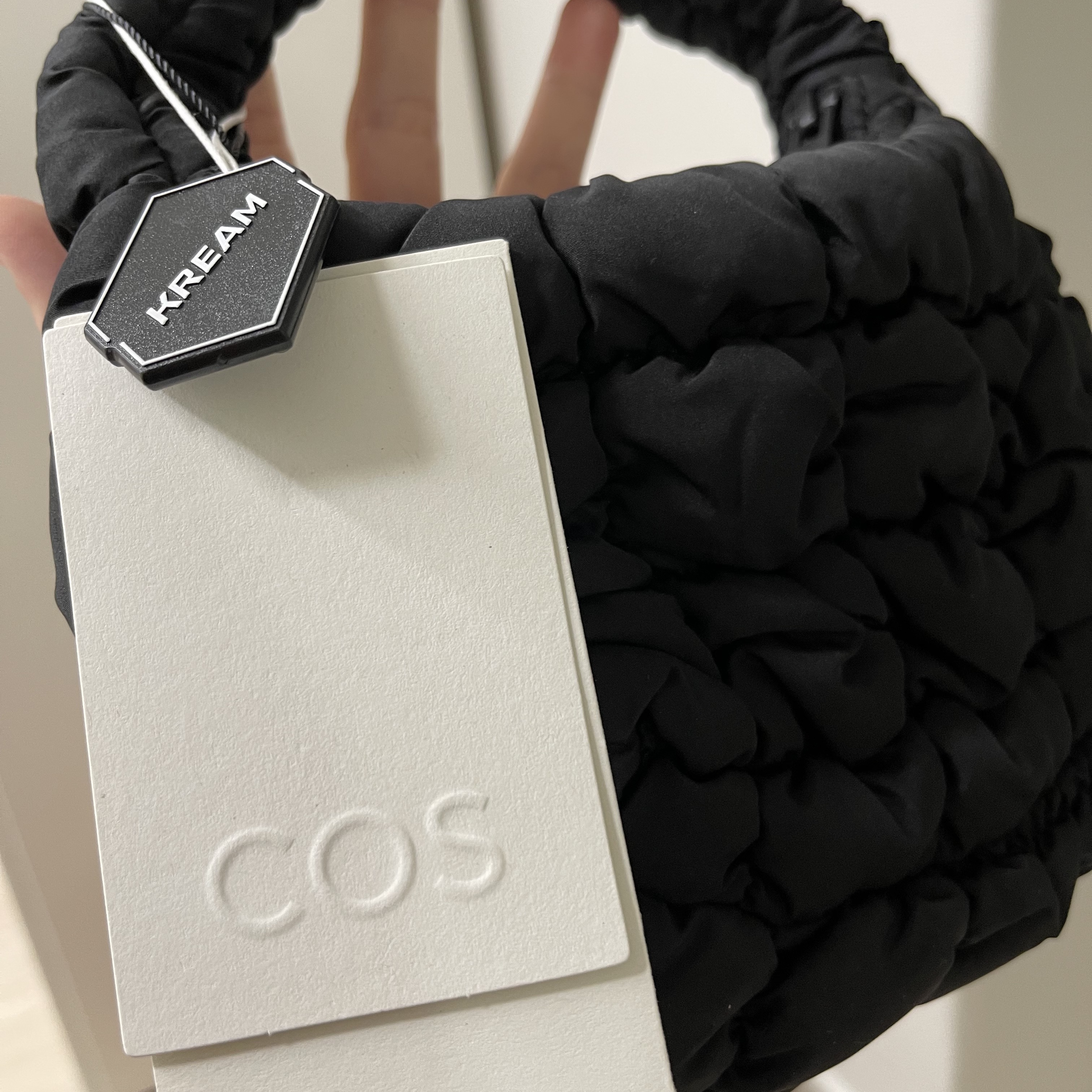 COS Quilted Micro Bag Black 착용 스타일 - 2